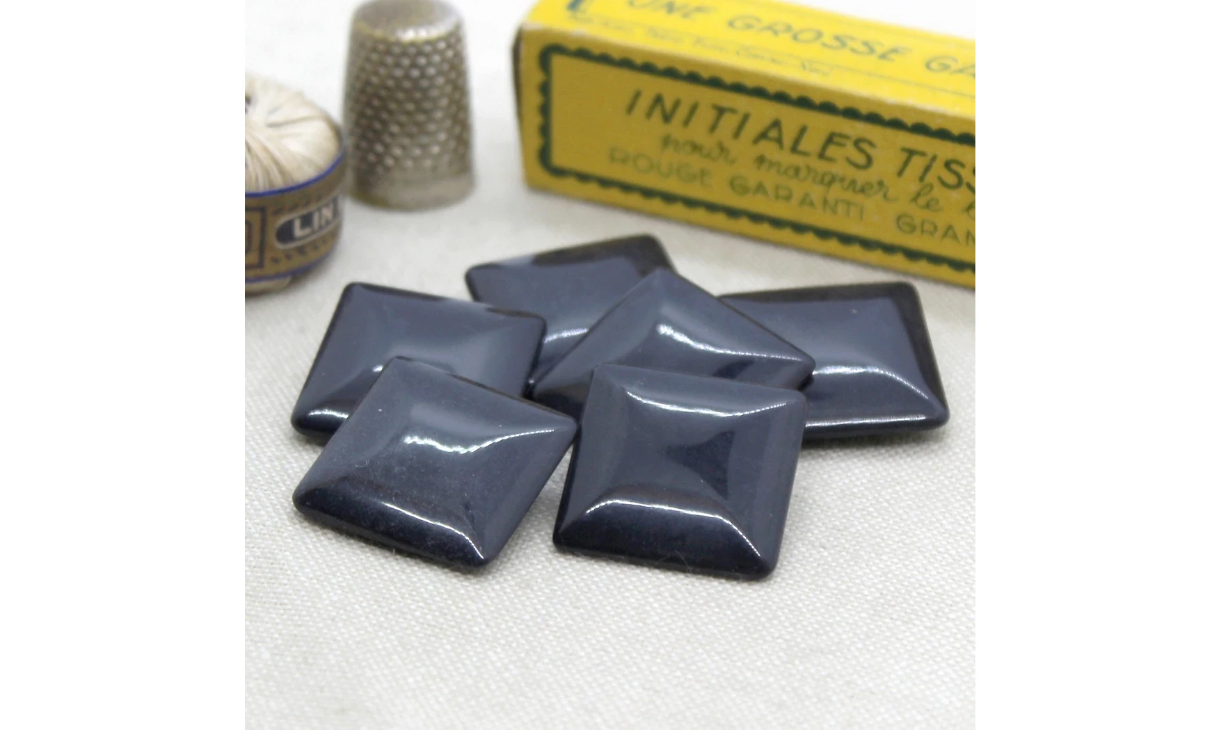 6 boutons / 23MM / Carré noir