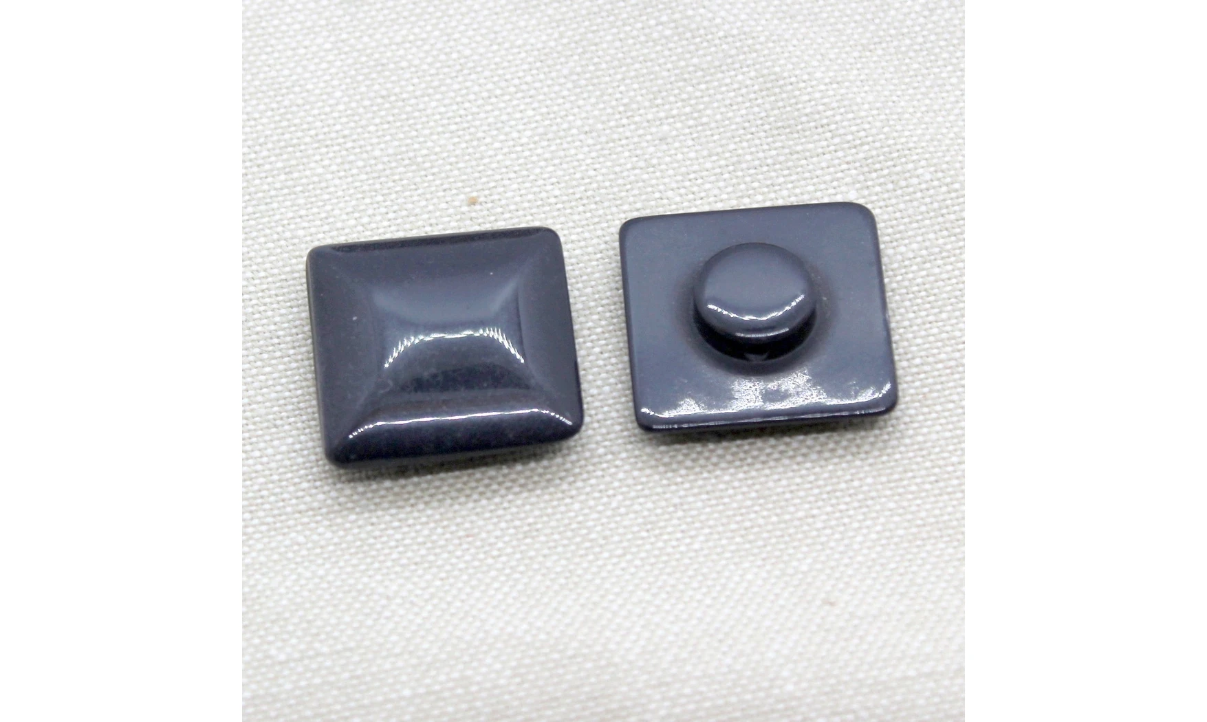 6 boutons / 23MM / Carré noir