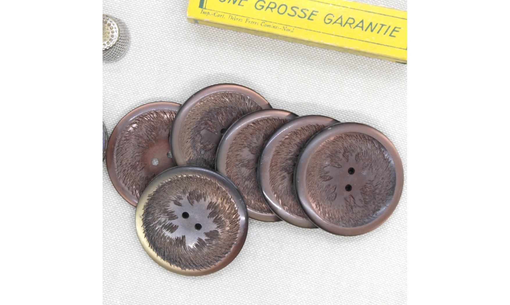 6 boutons / 40MM / Brun