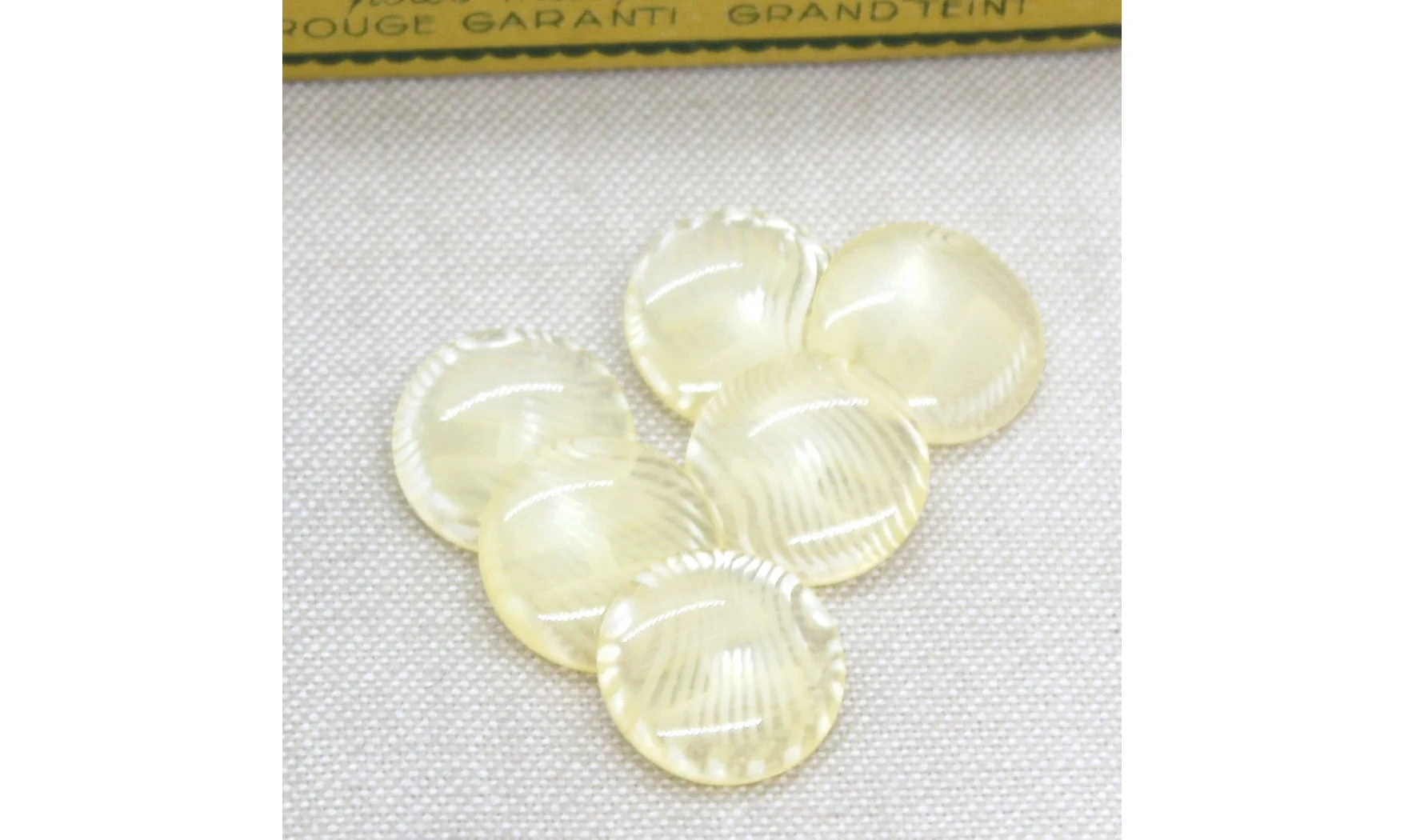 6 boutons / 18MM / Translucide zébré blc