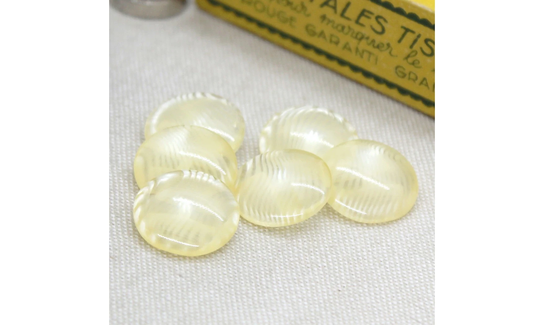 6 boutons / 18MM / Translucide zébré blc