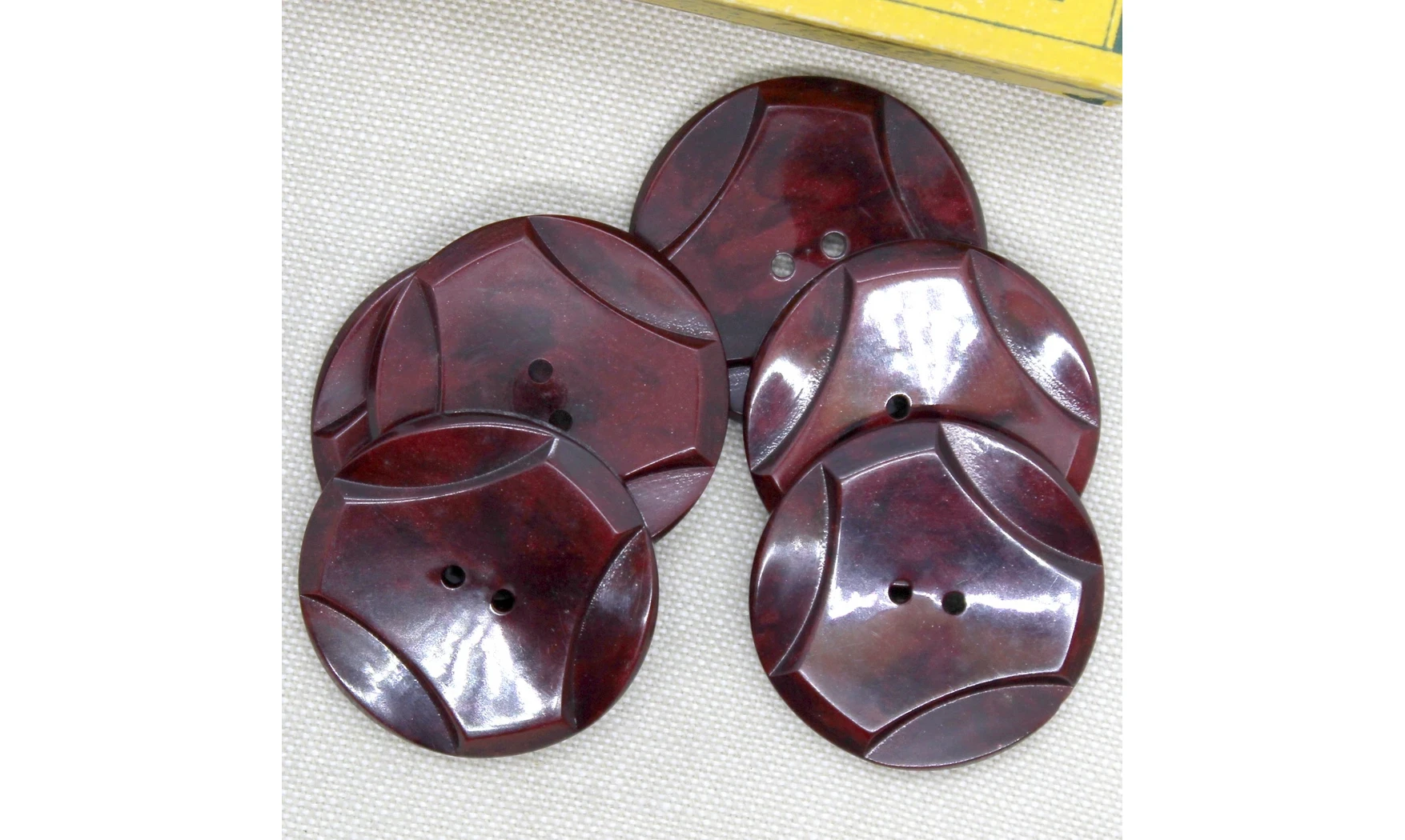 6 boutons / 34MM / Bordeaux