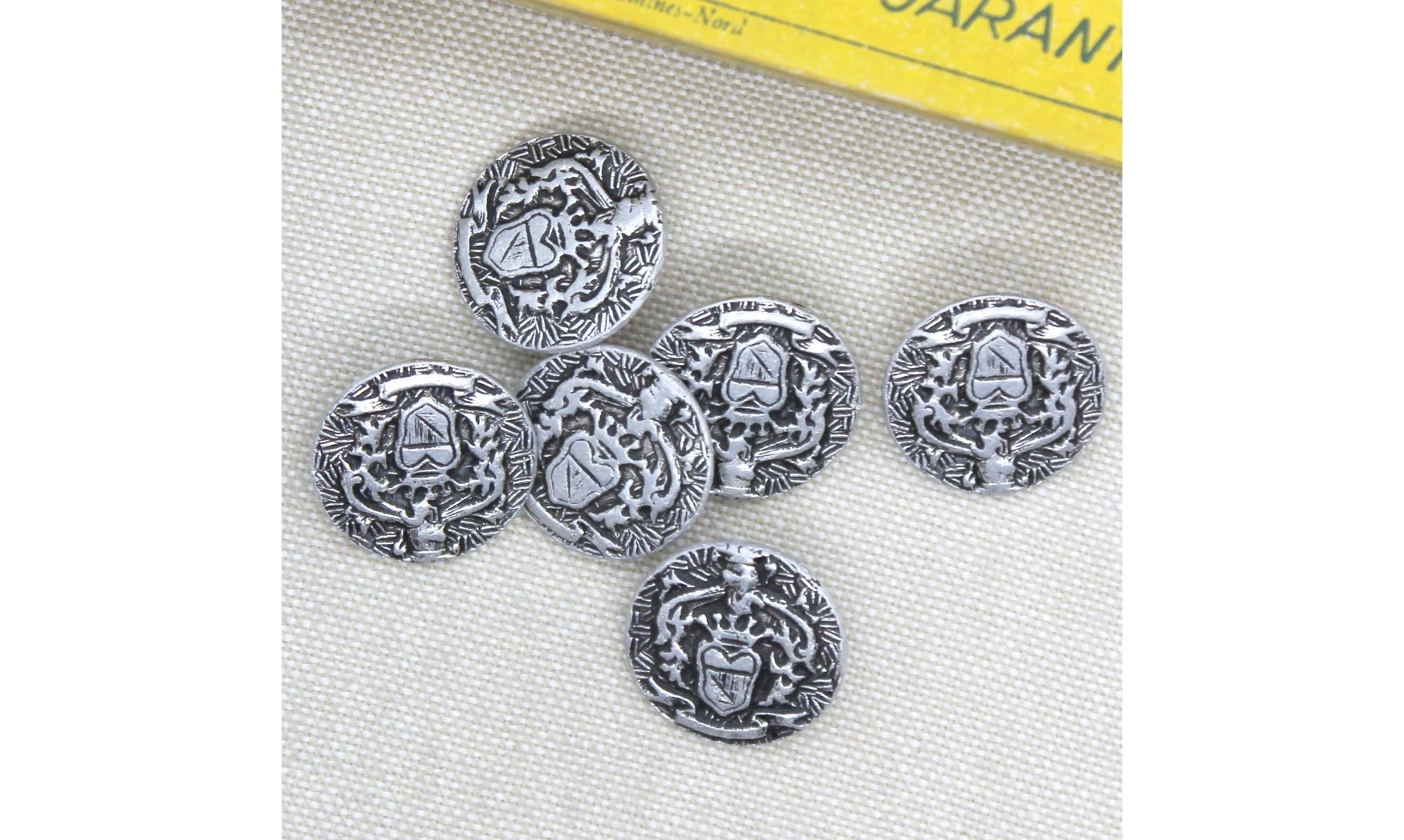 6 boutons / 18MM / Métal argent Blason