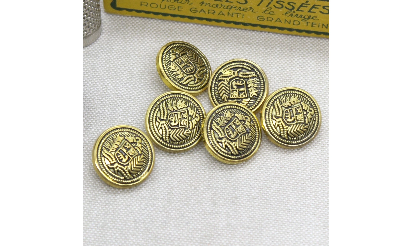 6 boutons / 18MM / Blason doré