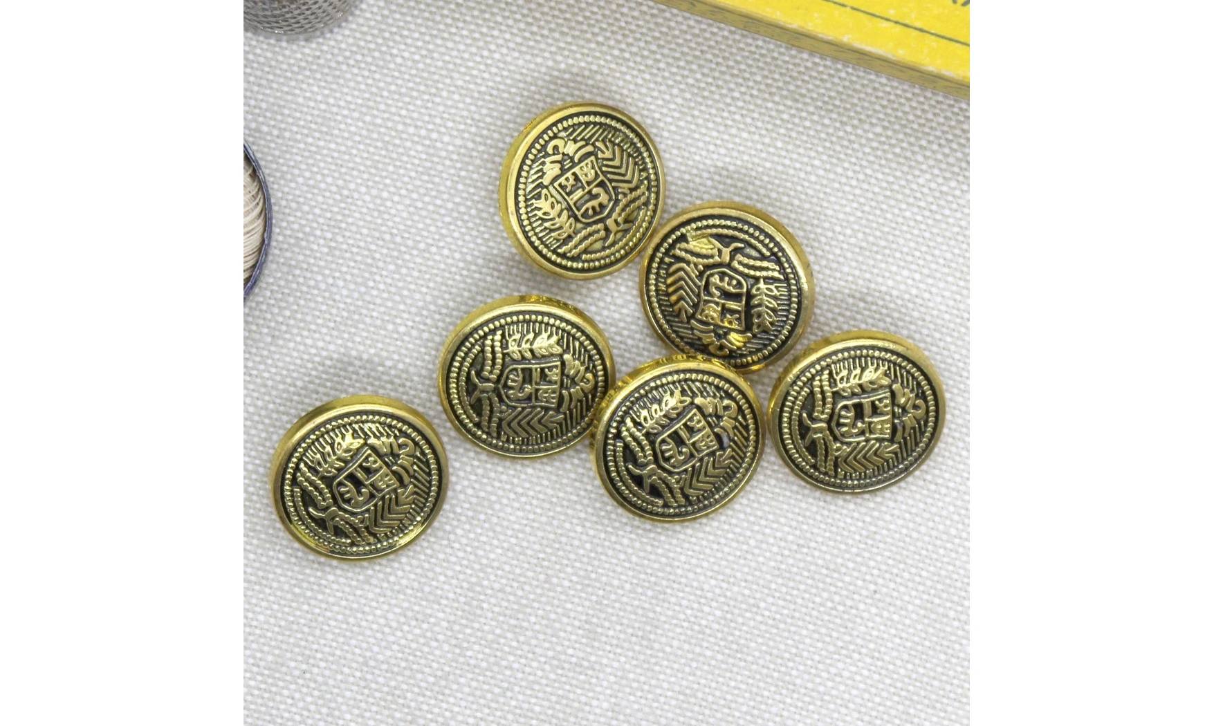 6 boutons / 18MM / Blason doré