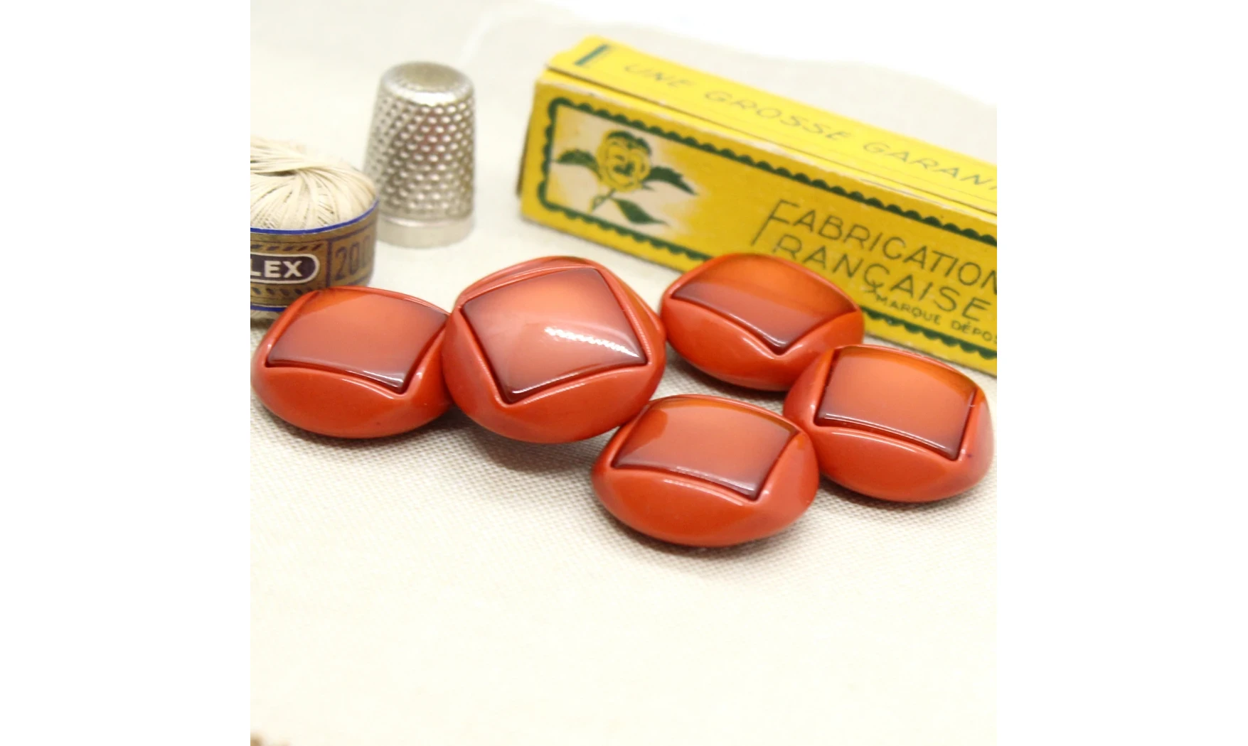 6 boutons / 26MM / Rouge orangé