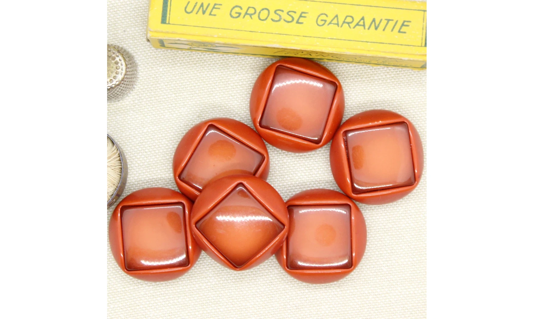 6 boutons / 26MM / Rouge orangé
