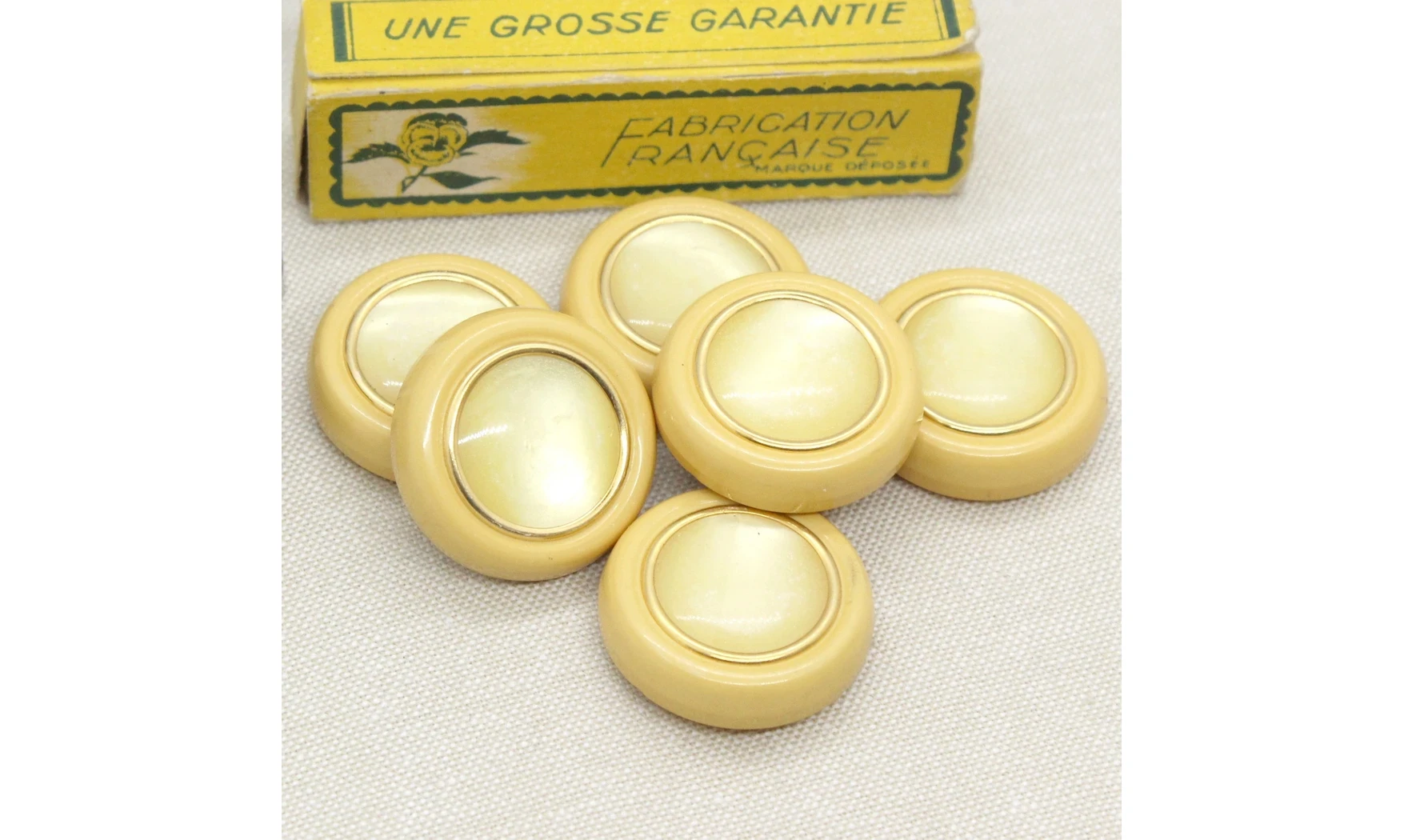 6 boutons / 31MM / Jaune tournesol