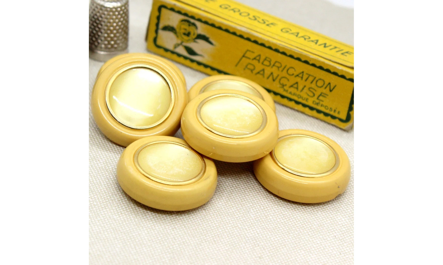 6 boutons / 31MM / Jaune tournesol