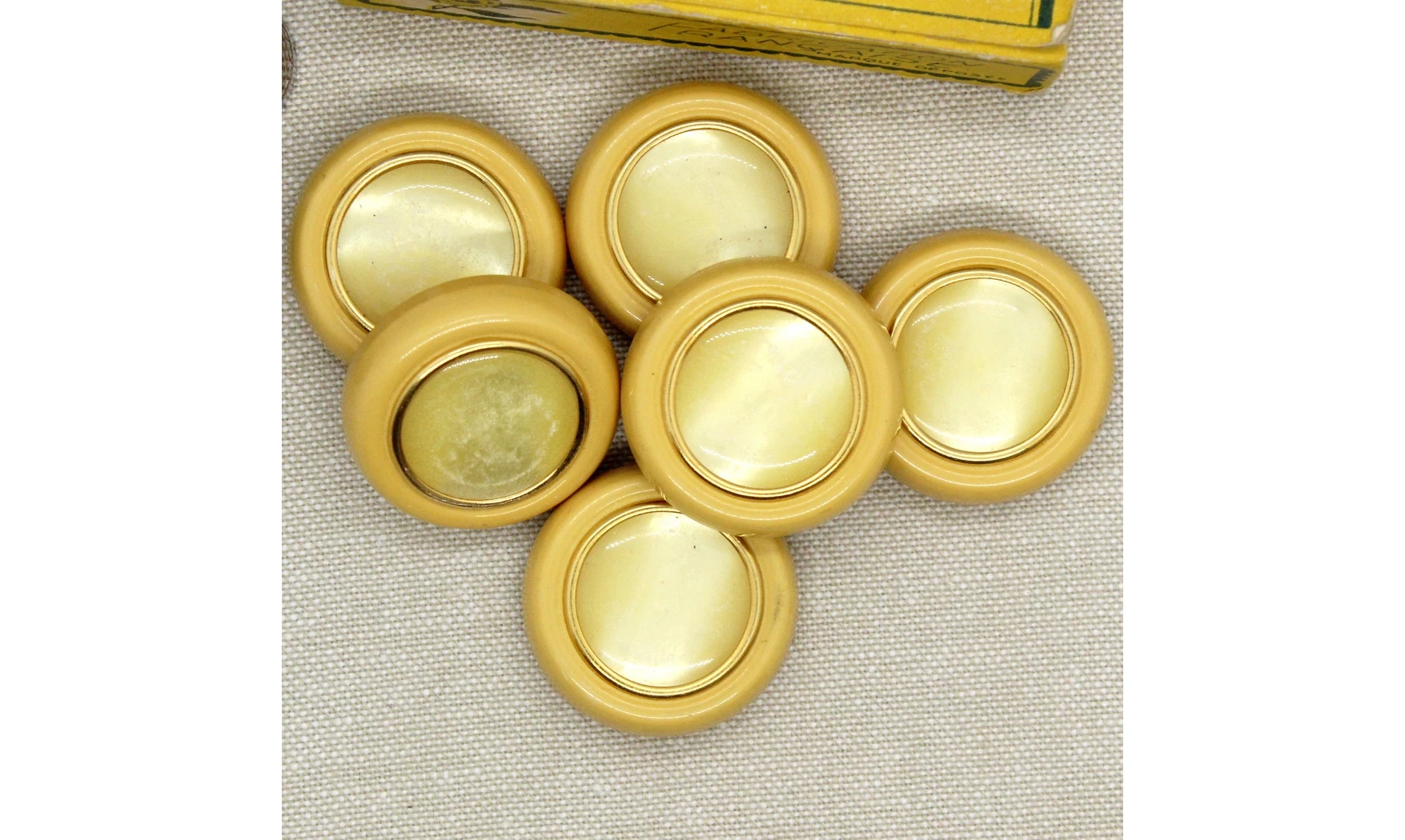 6 boutons / 31MM / Jaune tournesol