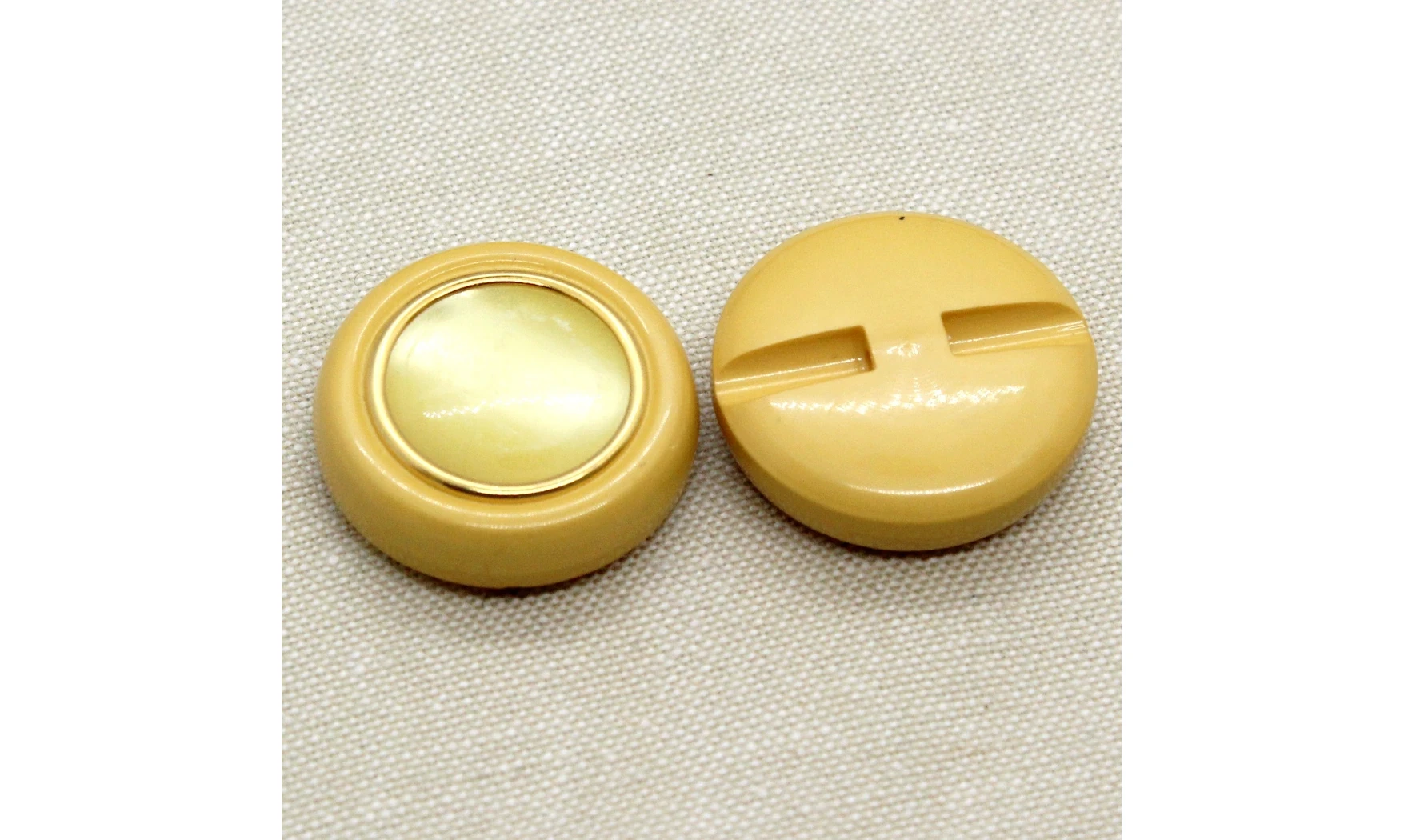 6 boutons / 31MM / Jaune tournesol