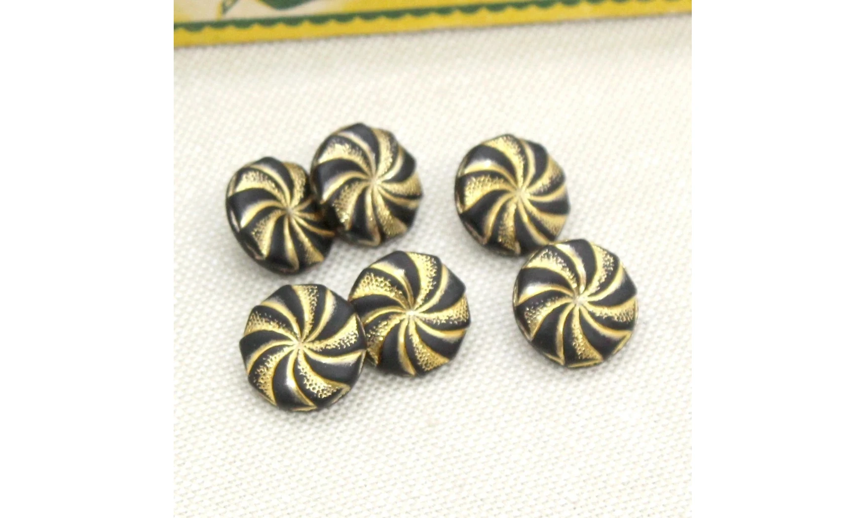 6 boutons / 13MM / Verre Noir et doré