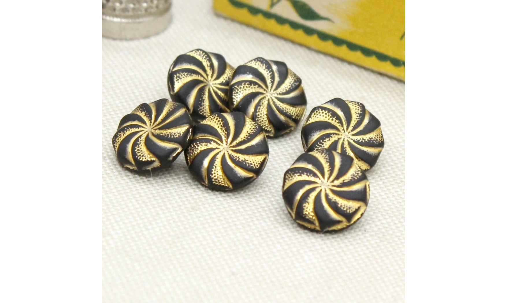 6 boutons / 13MM / Verre Noir et doré