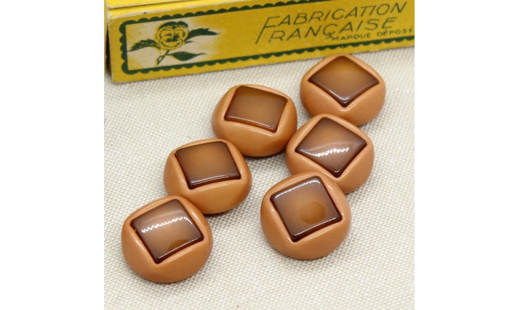6 boutons / 20MM / Brun orangé