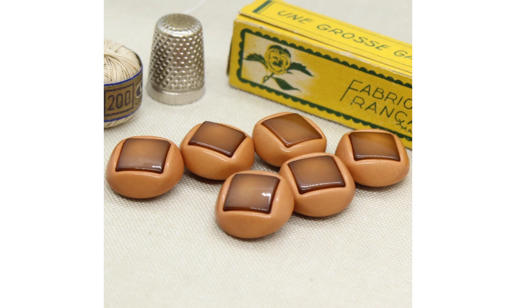 6 boutons / 20MM / Brun orangé