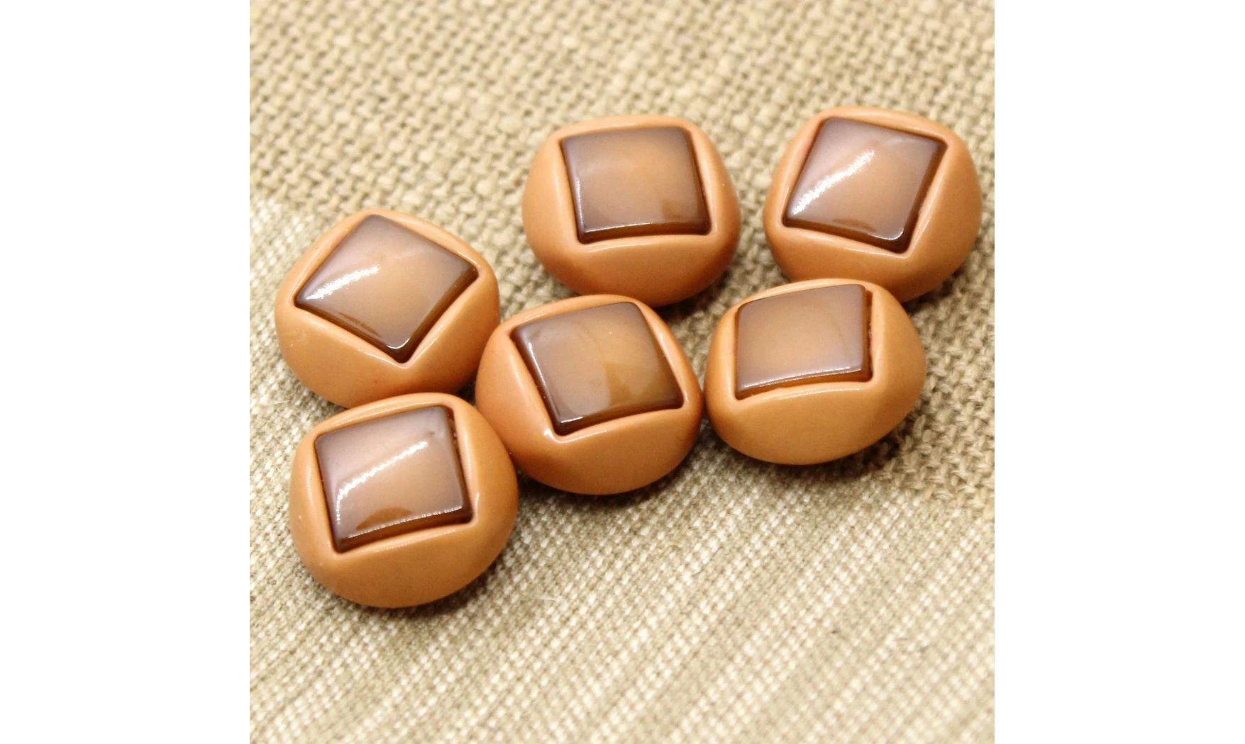 6 boutons / 20MM / Brun orangé