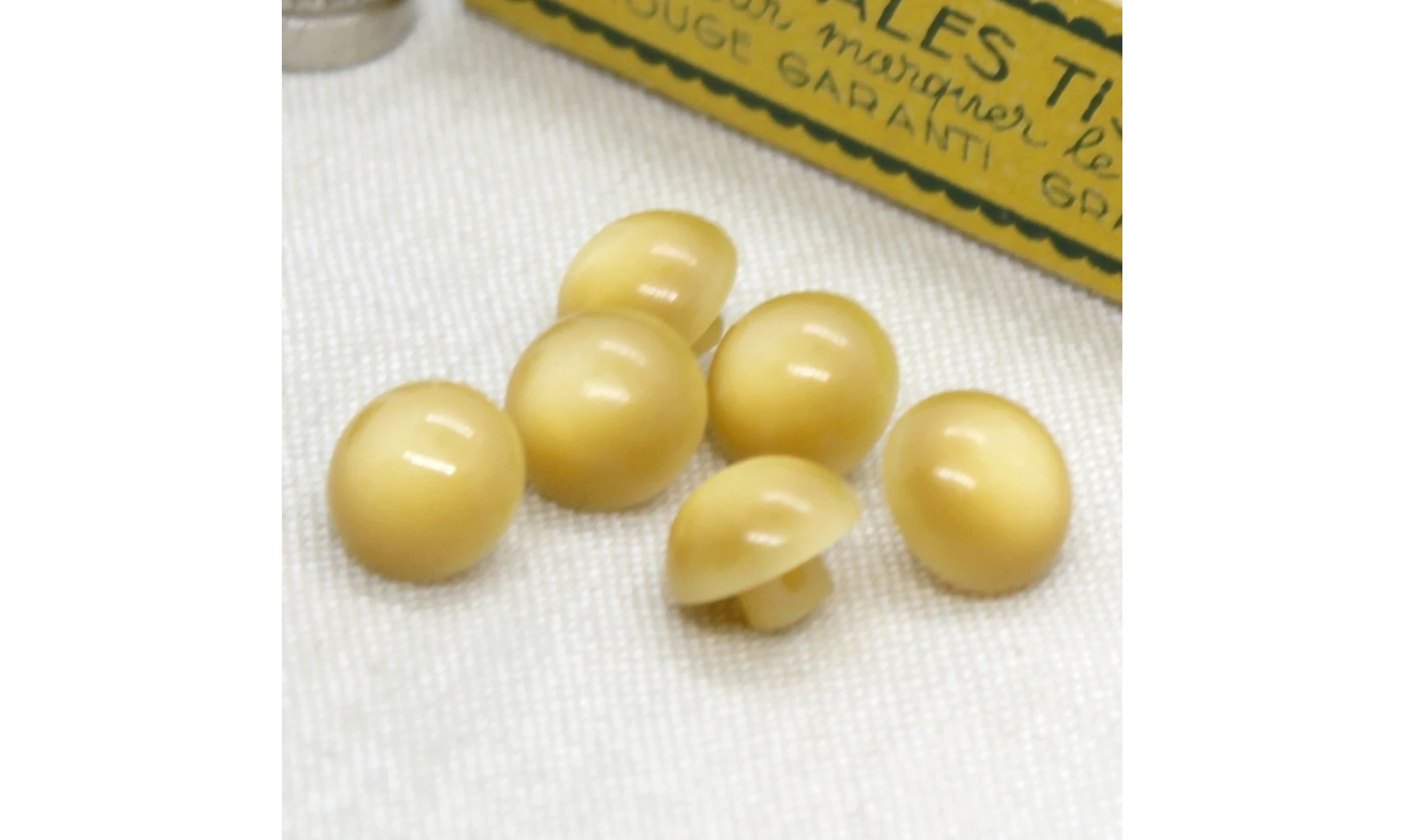 6 boutons / 12MM / Jaune Bombé