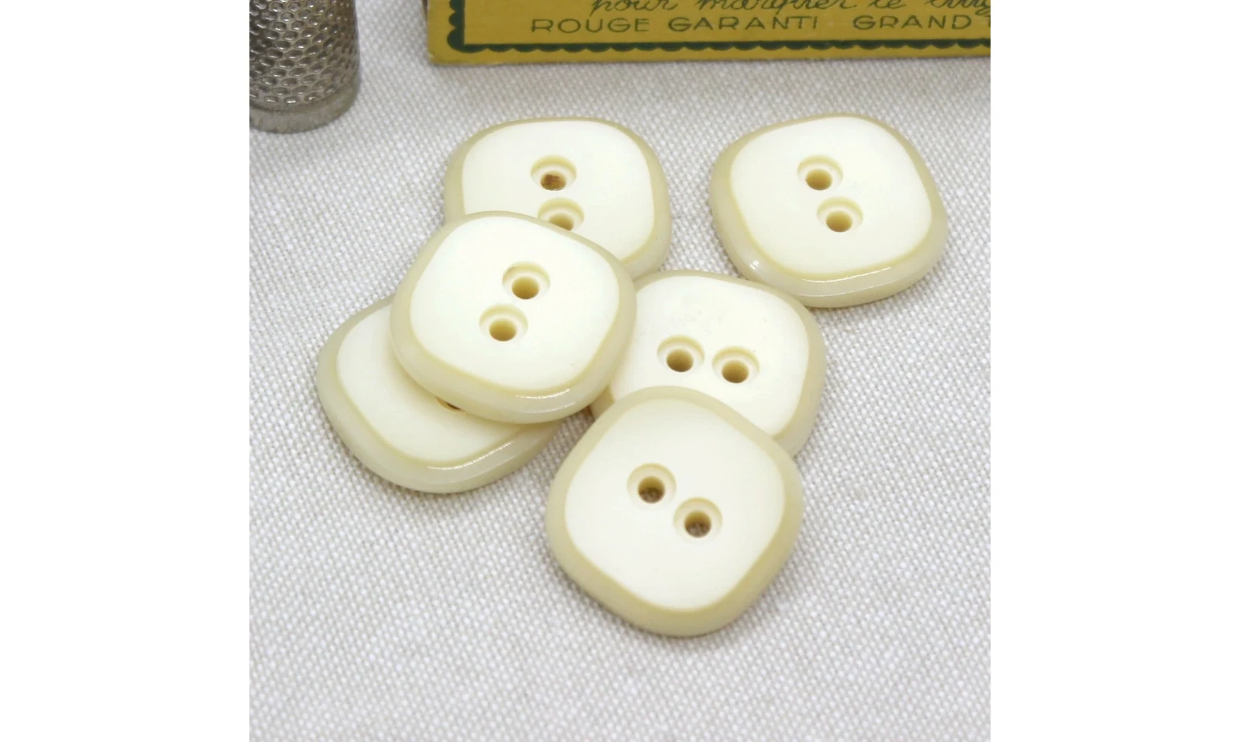 Vintage Button 062E