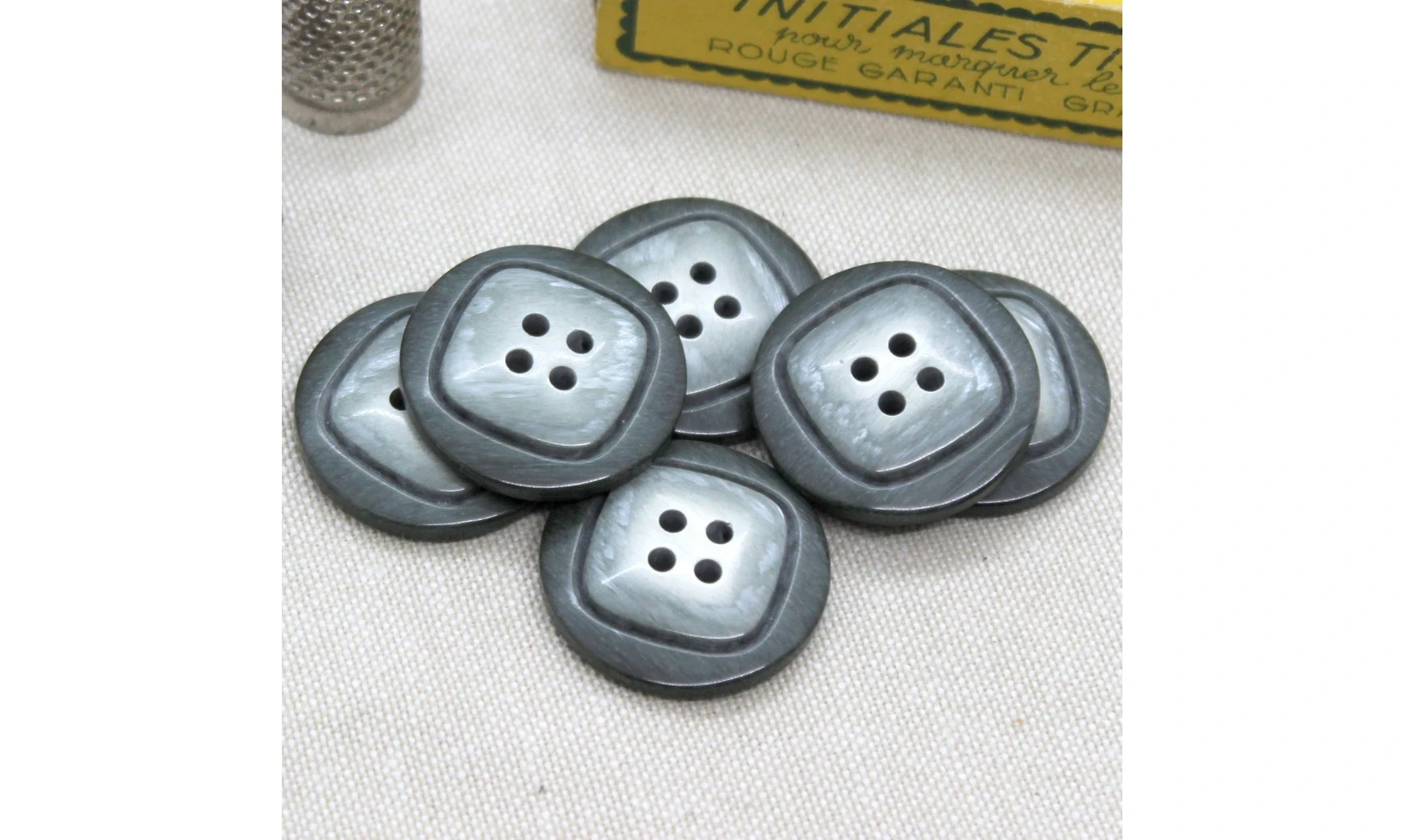 Vintage Button 083E