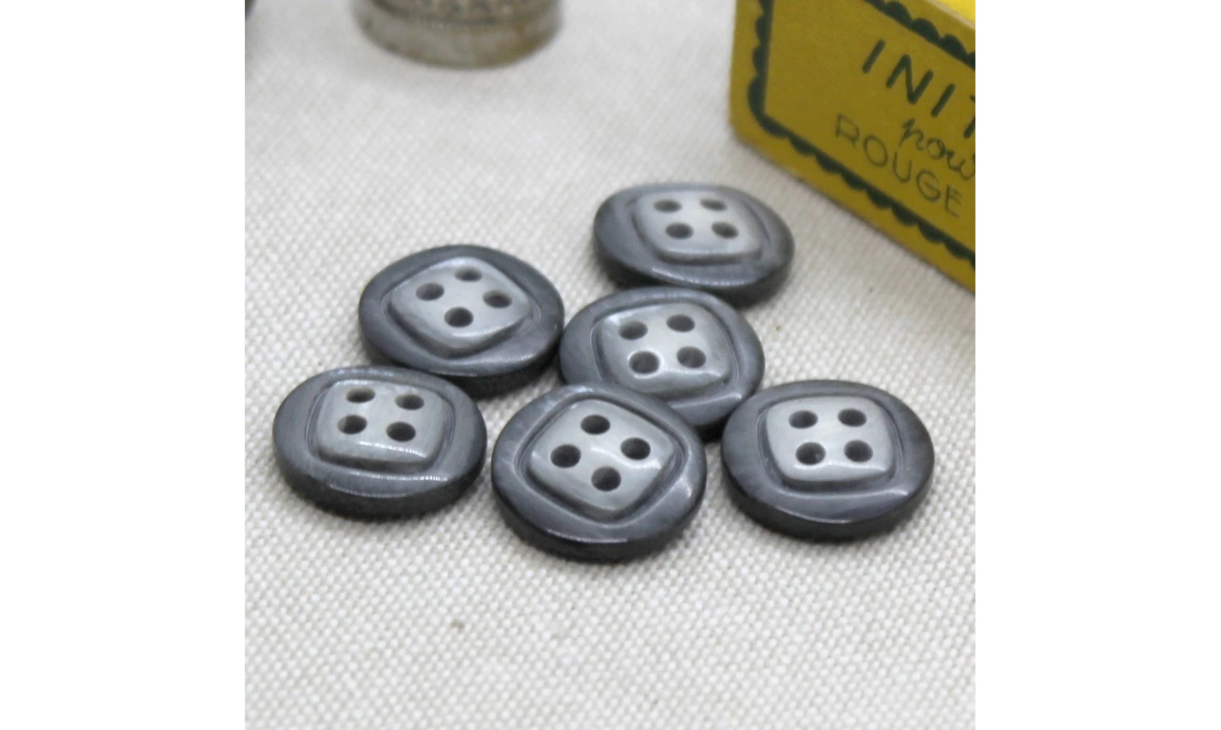 Vintage Button 086E