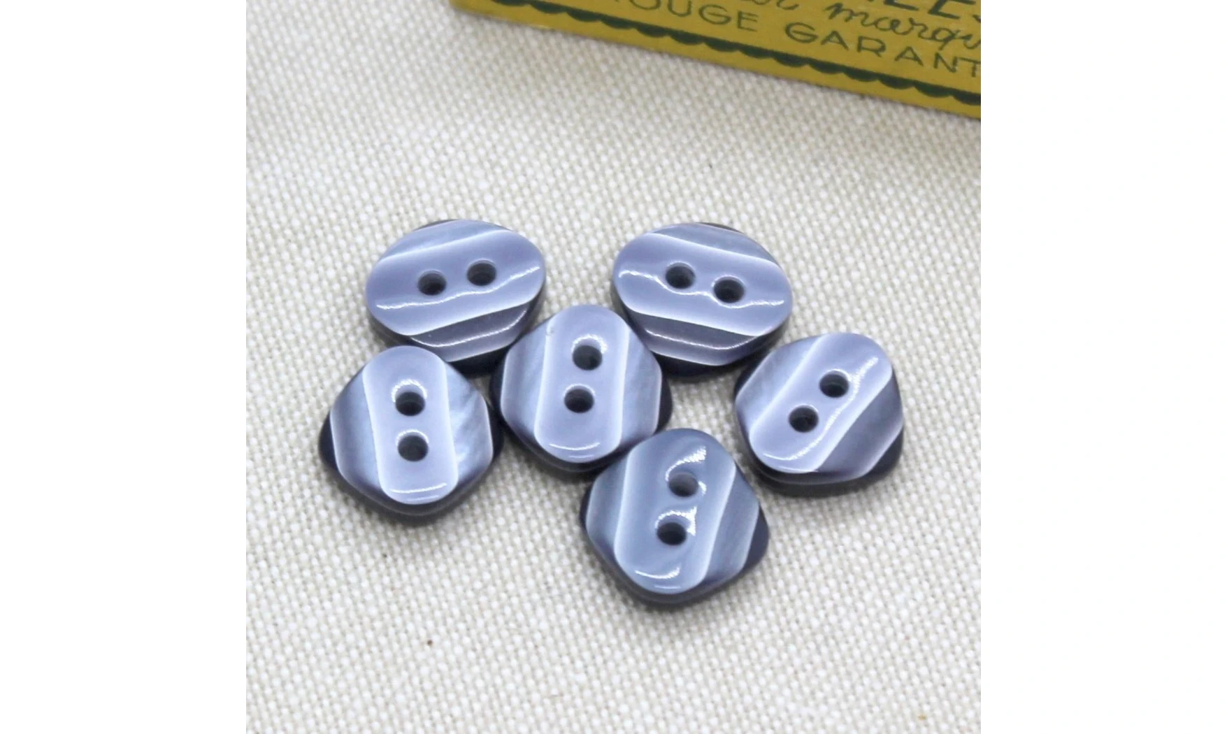 Vintage button 090e