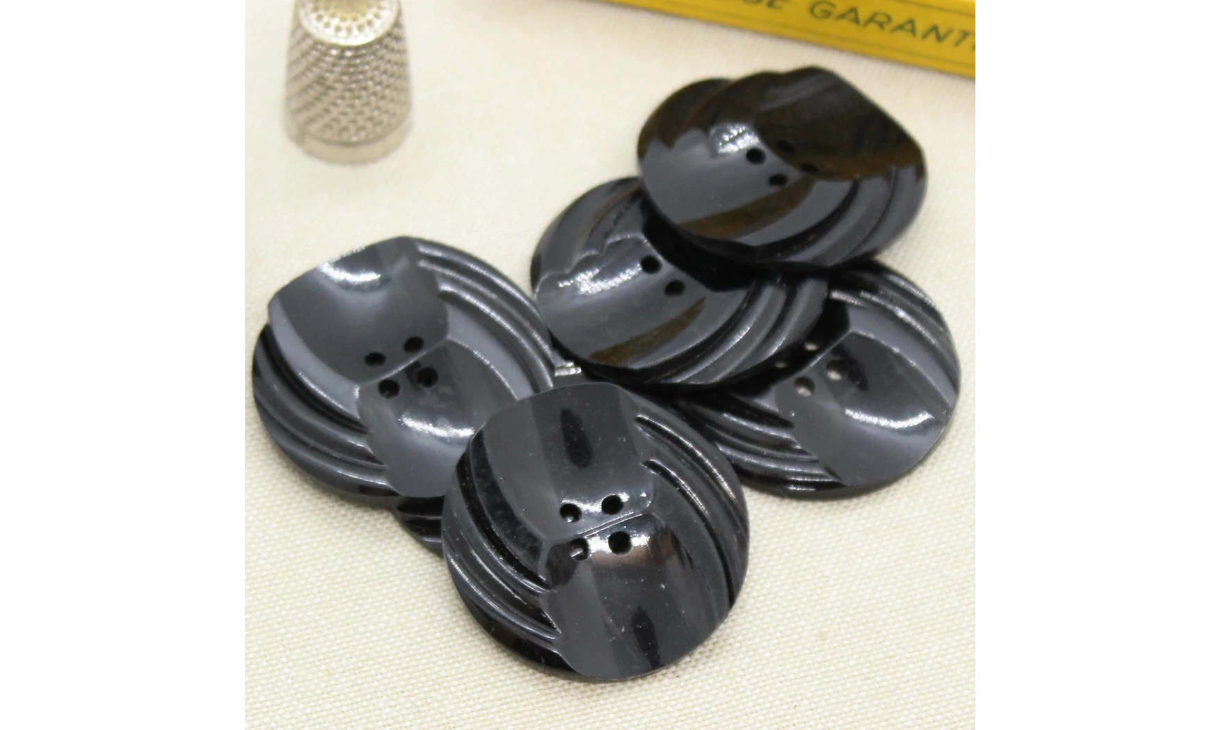 6 Boutons / 35MM / Noir