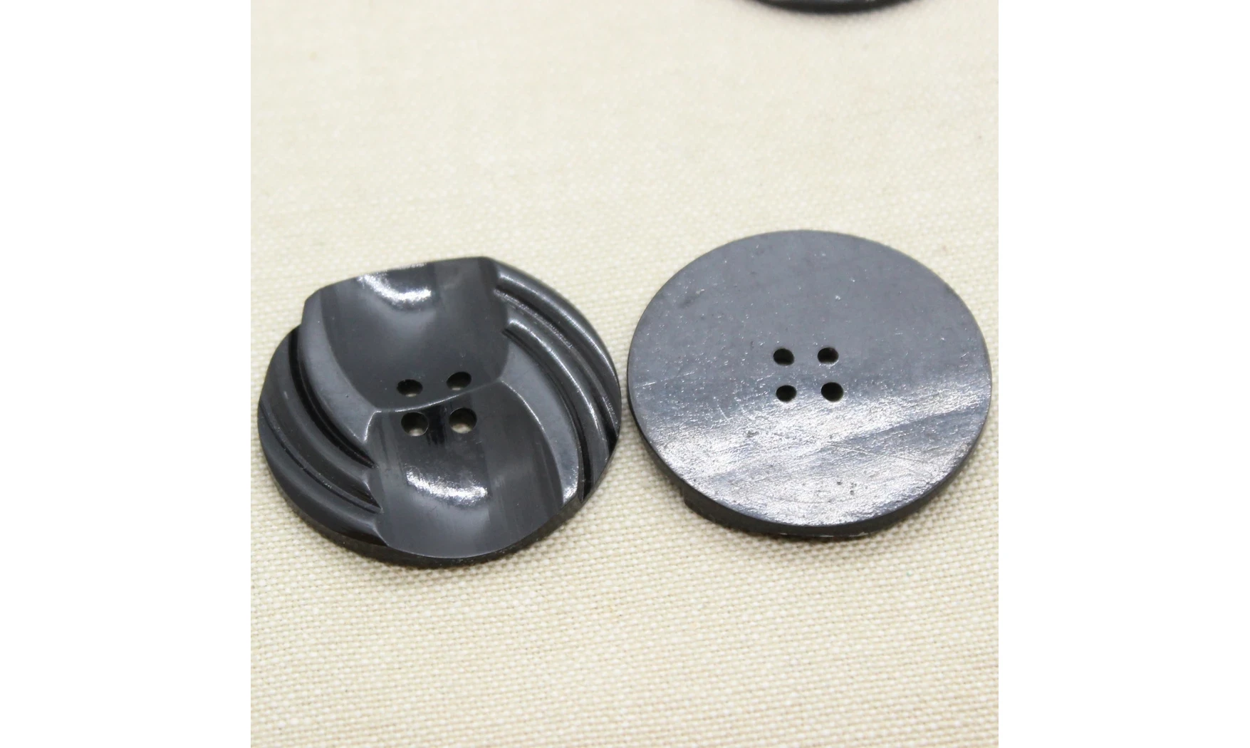 6 Boutons / 35MM / Noir