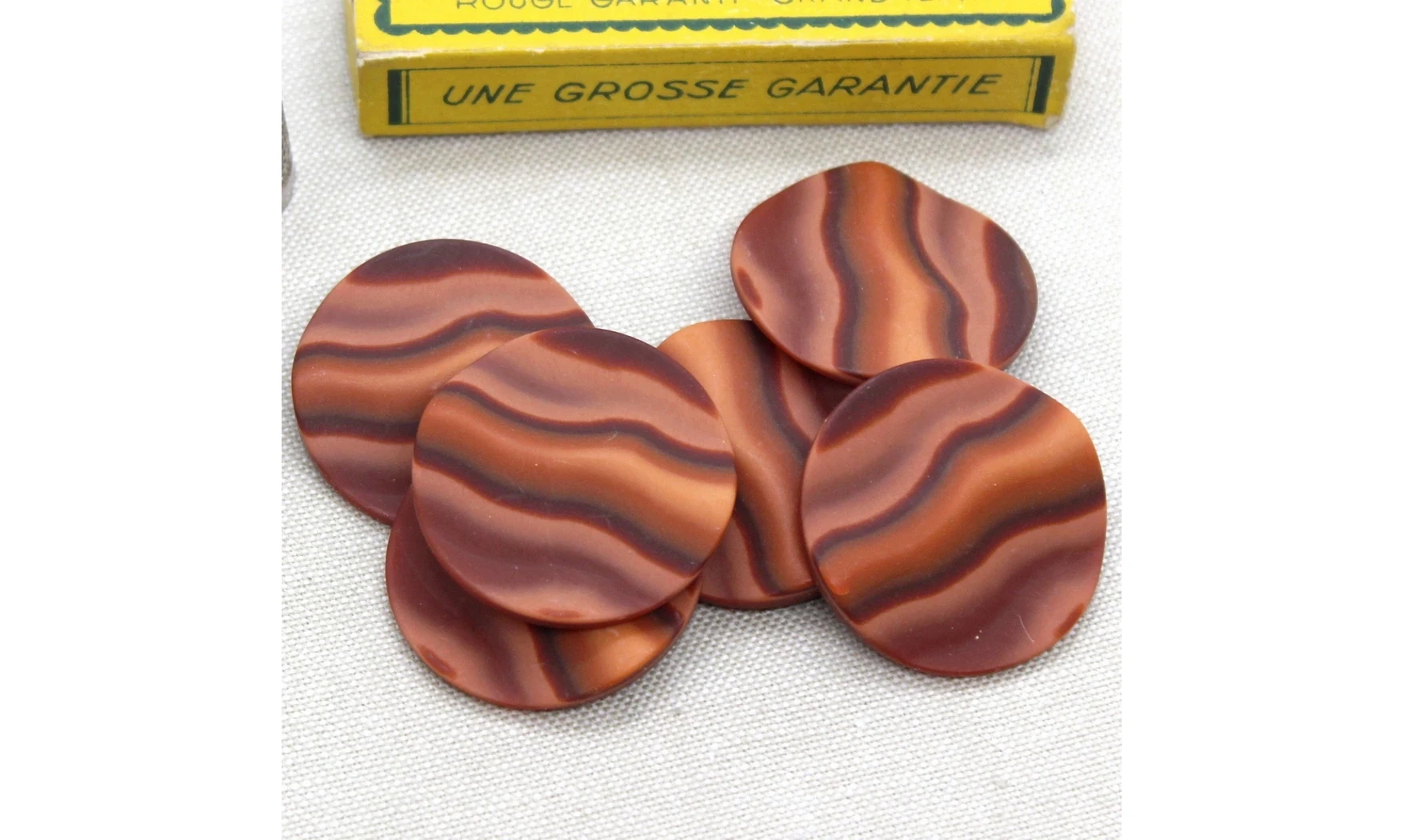 6 Boutons / 35MM / Rouge "Vagues"