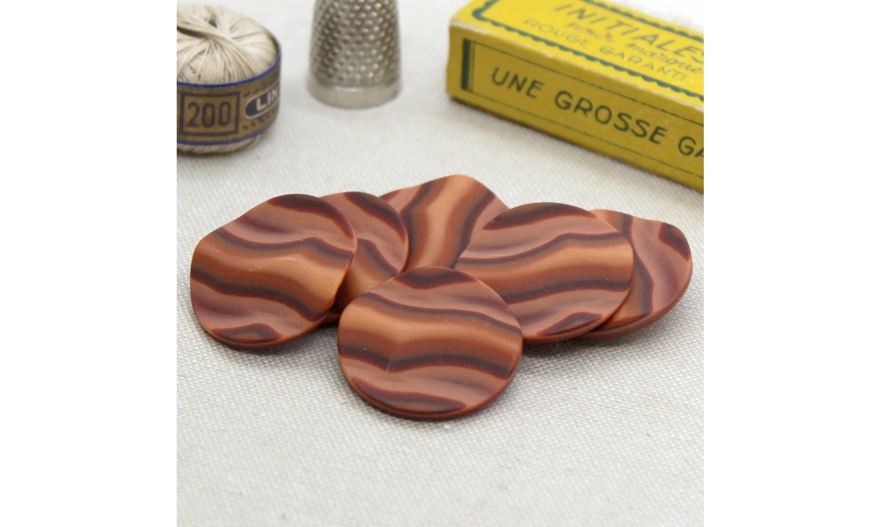 6 Boutons / 27MM / Rouge "Vagues"