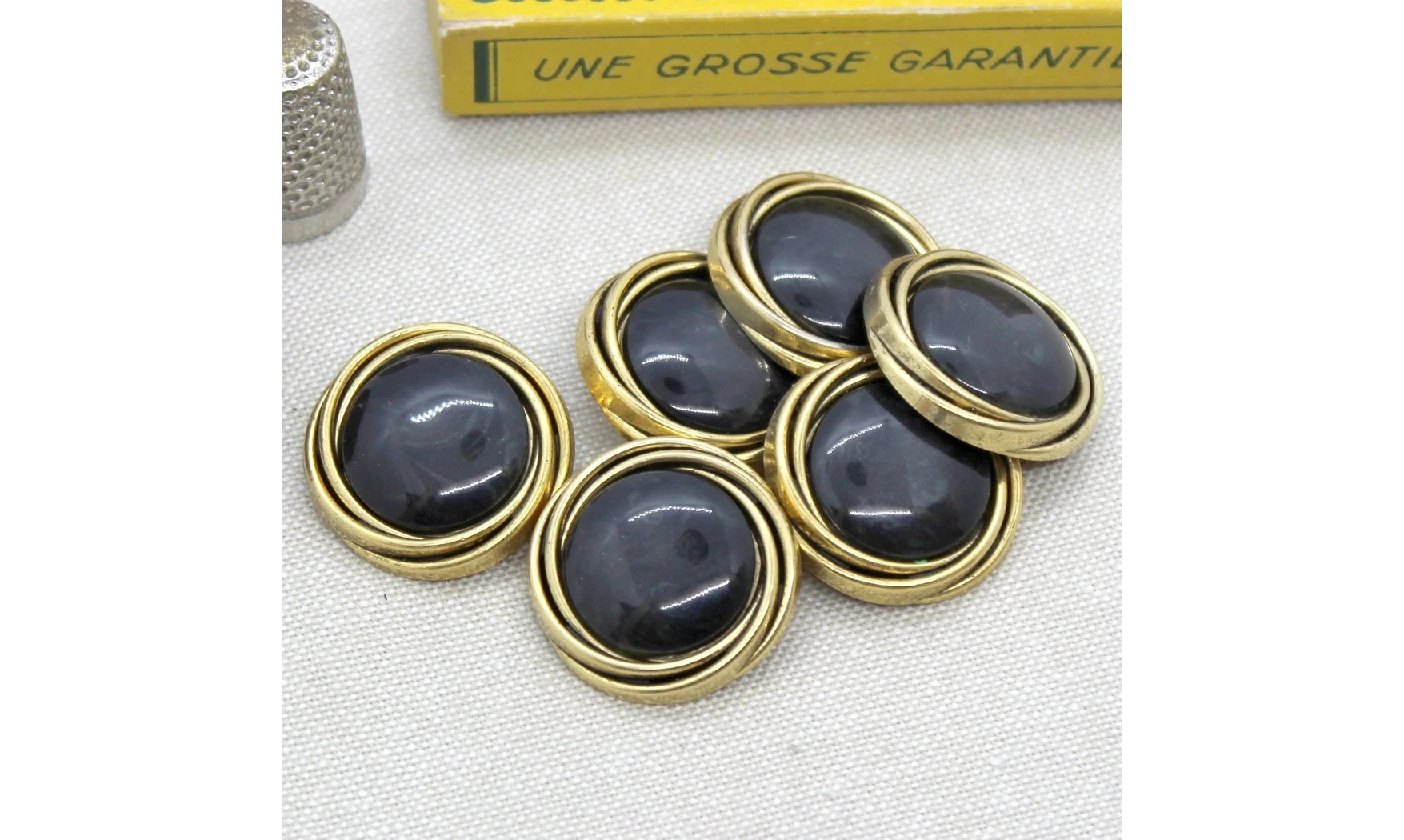 6 Boutons / 26MM / Cabochon Noir - Or