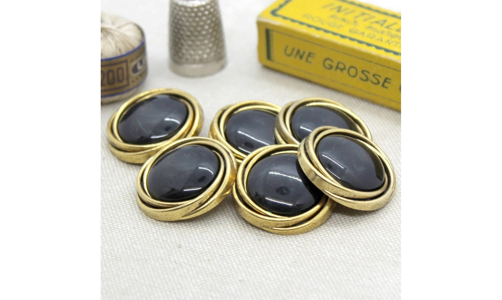 6 Boutons / 26MM / Cabochon Noir - Or