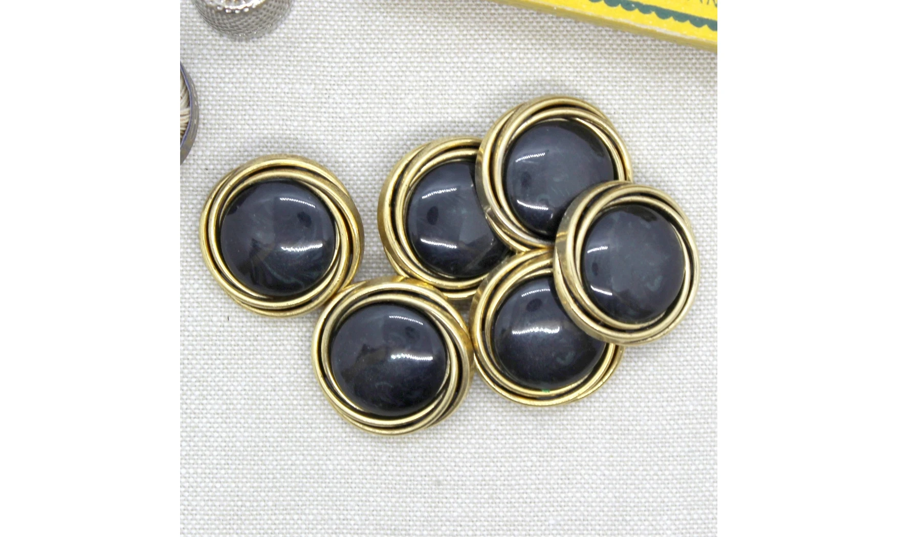 6 Boutons / 26MM / Cabochon Noir - Or