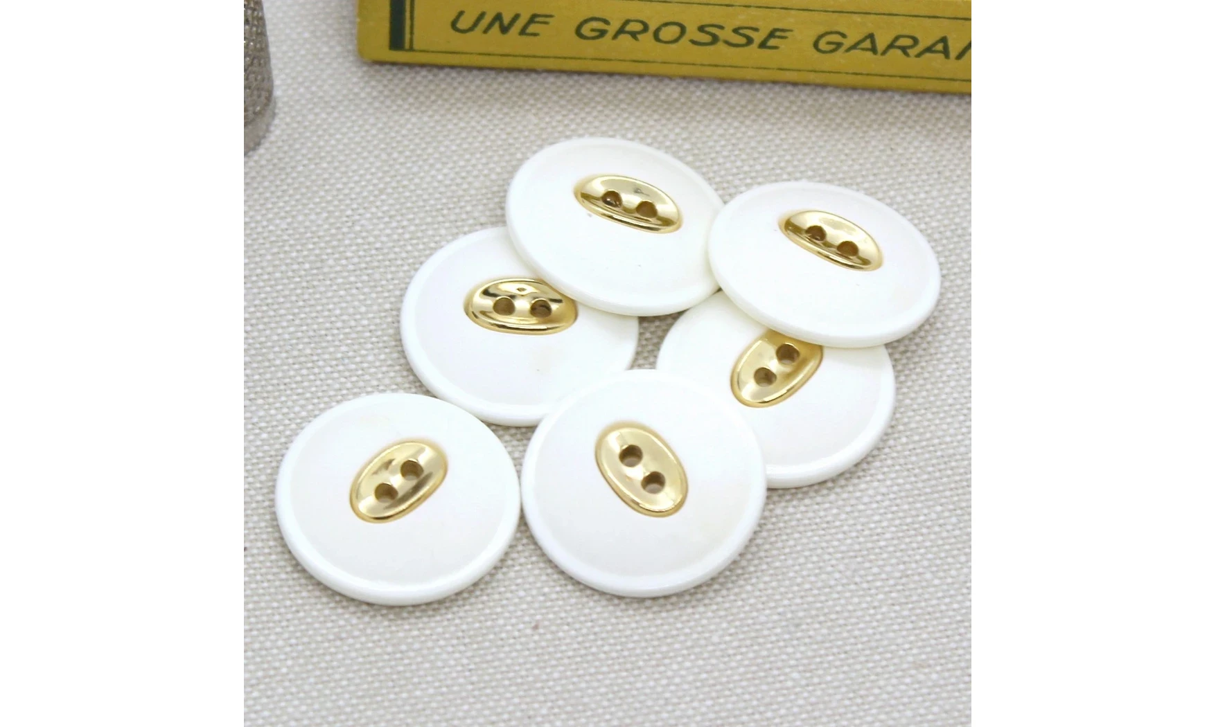 6 boutons / 23MM / Blanc Centre doré
