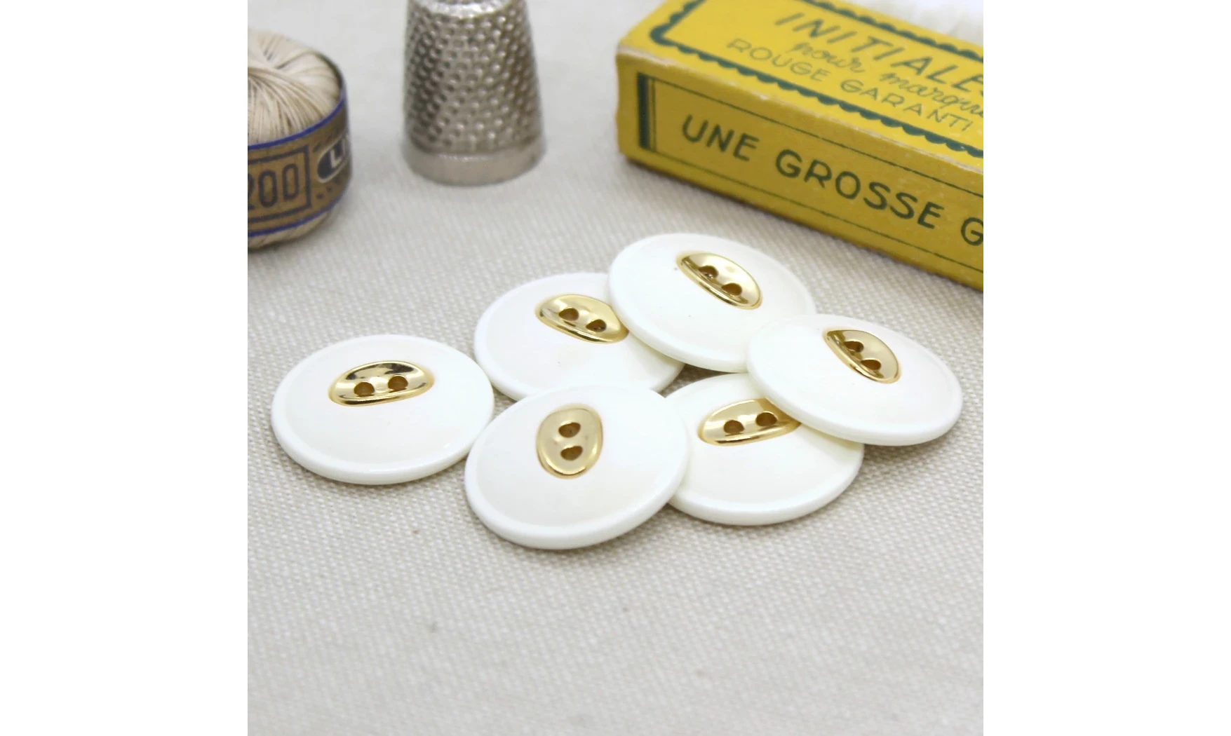 6 boutons / 23MM / Blanc Centre doré