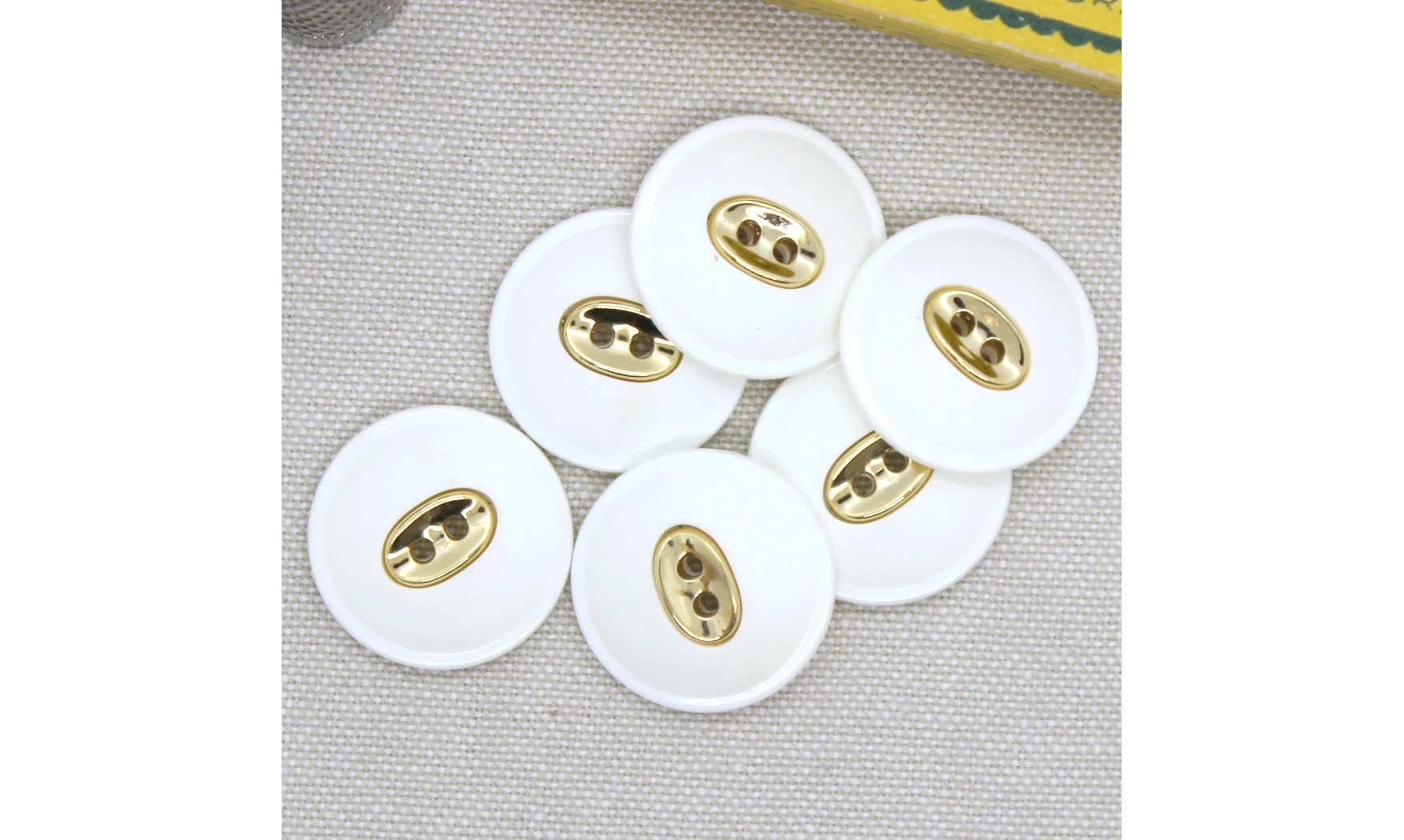 6 boutons / 23MM / Blanc Centre doré