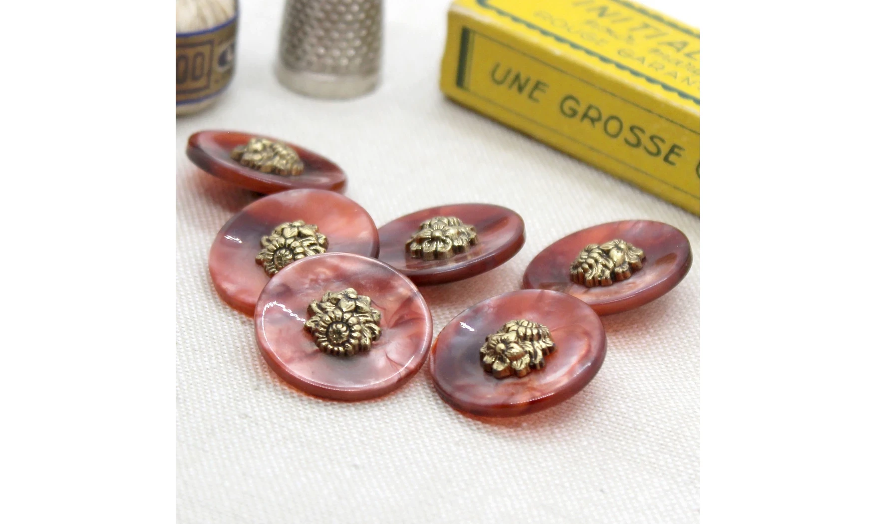 6 Boutons / 23MM / Rouge Centre doré
