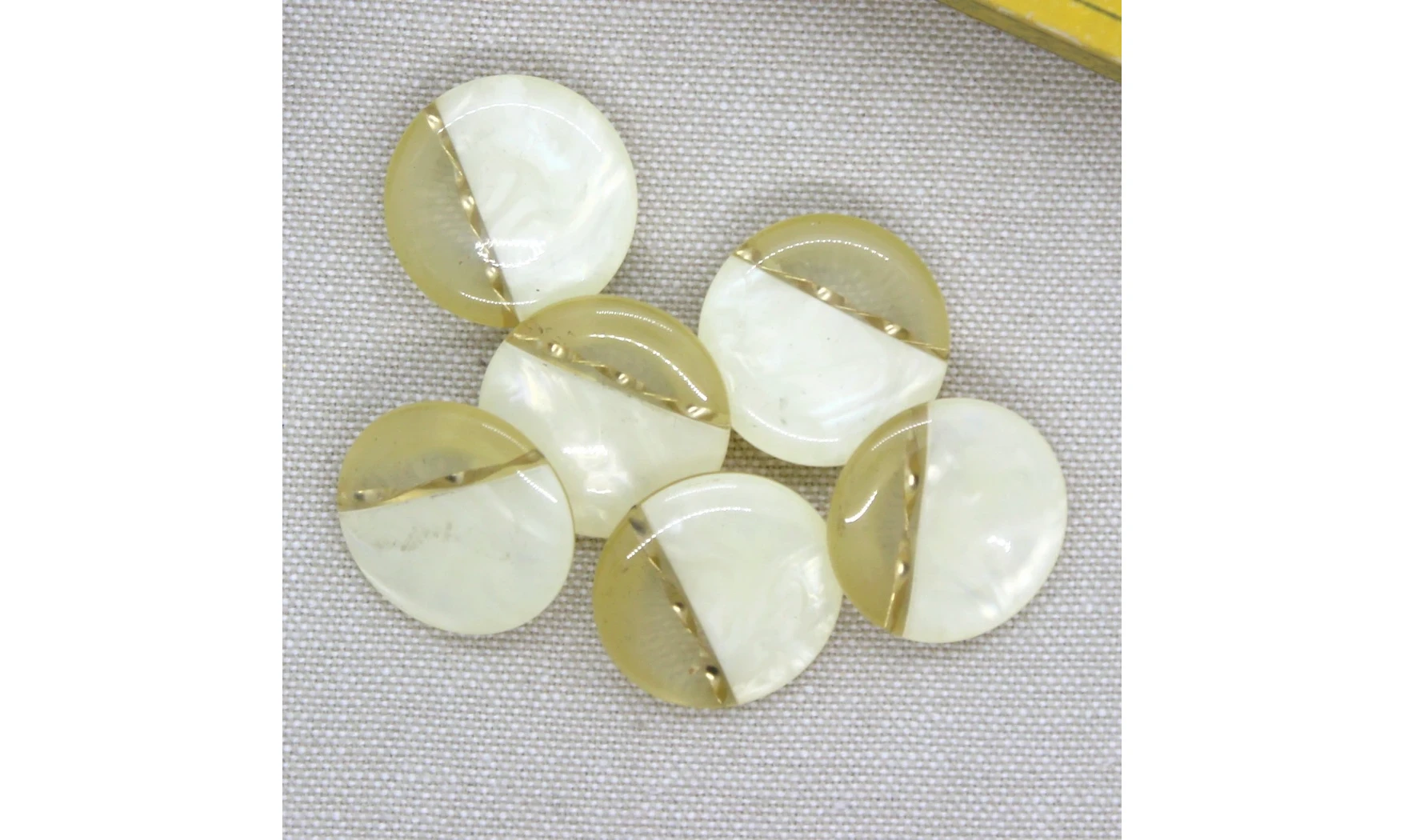 6 Boutons / 22MM / Jaune bicolore