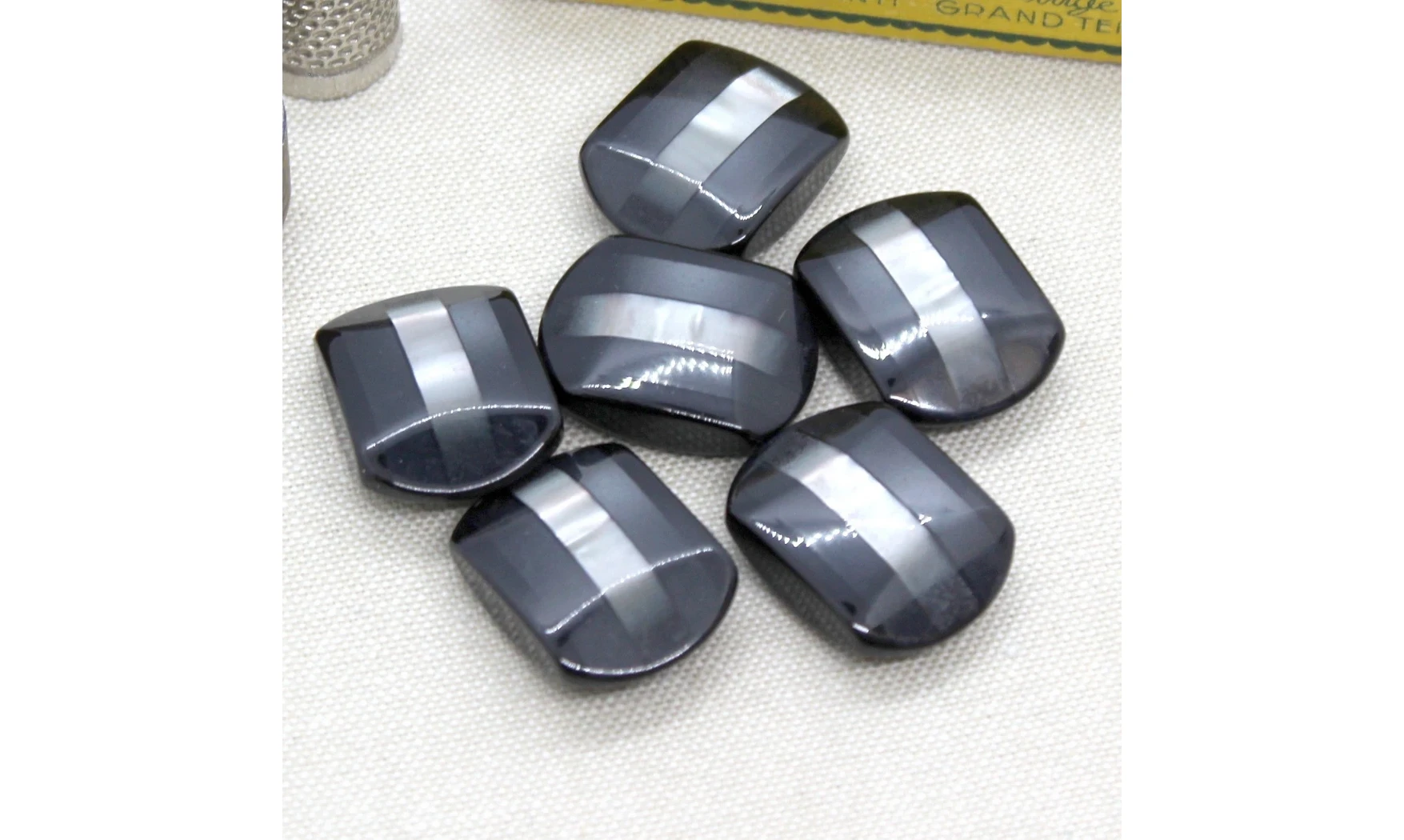 6 Boutons / 27MM / ovoide Noir et nacre