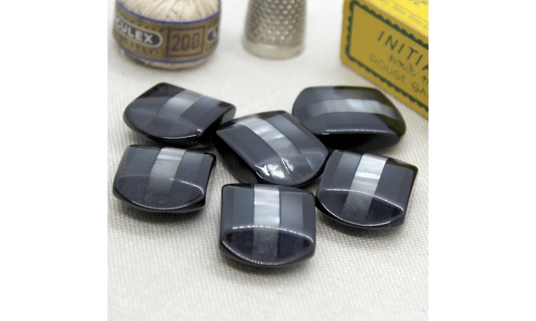 6 Boutons / 27MM / ovoide Noir et nacre