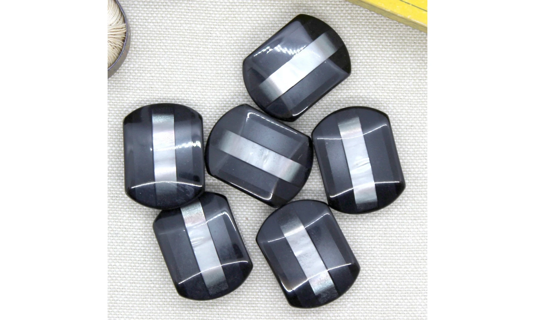 6 Boutons / 27MM / ovoide Noir et nacre