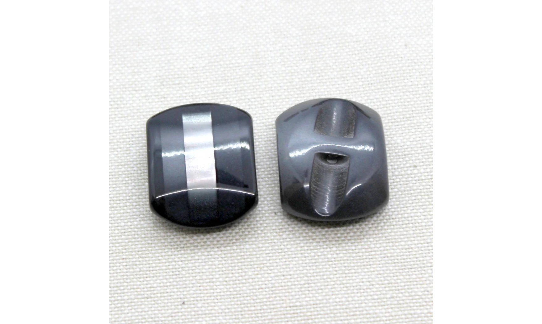 6 Boutons / 27MM / ovoide Noir et nacre