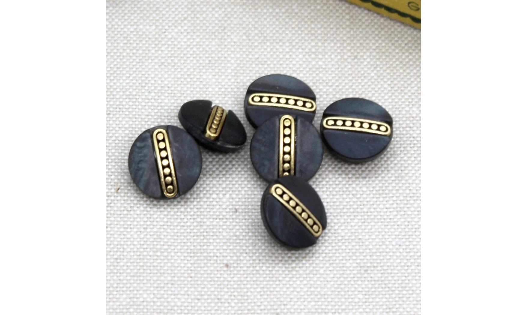 6 Boutons / 13MM / Noir et or