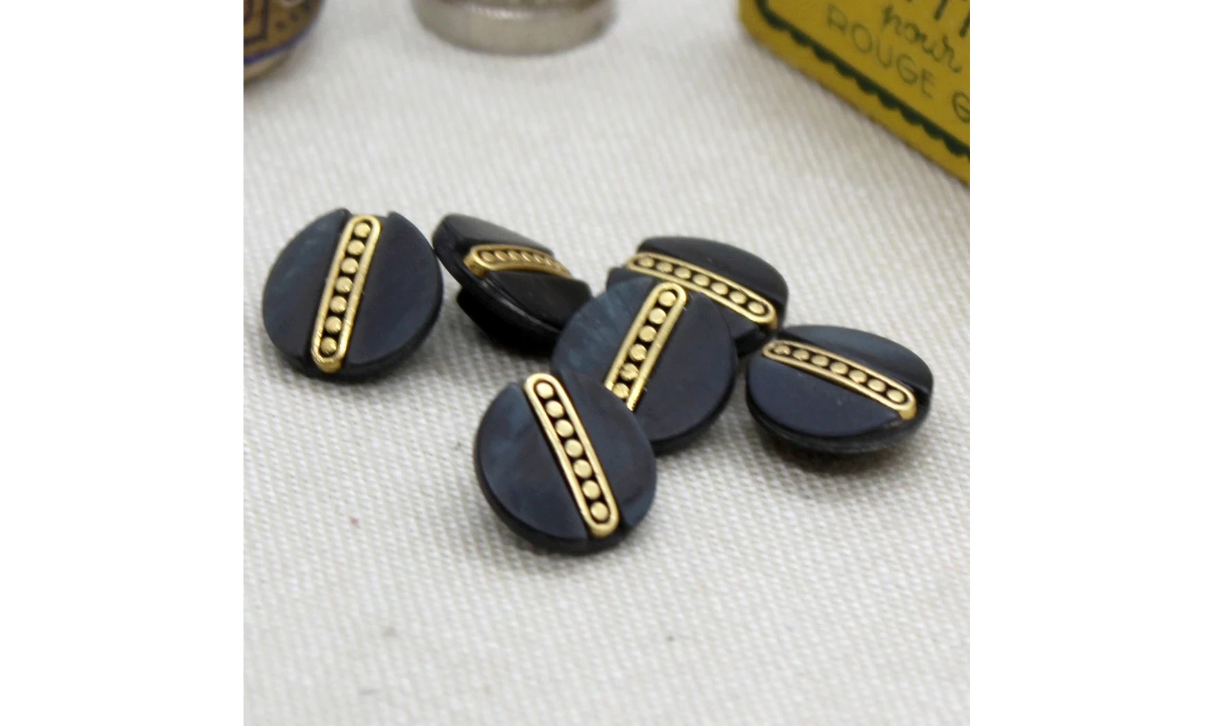 6 Boutons / 13MM / Noir et or