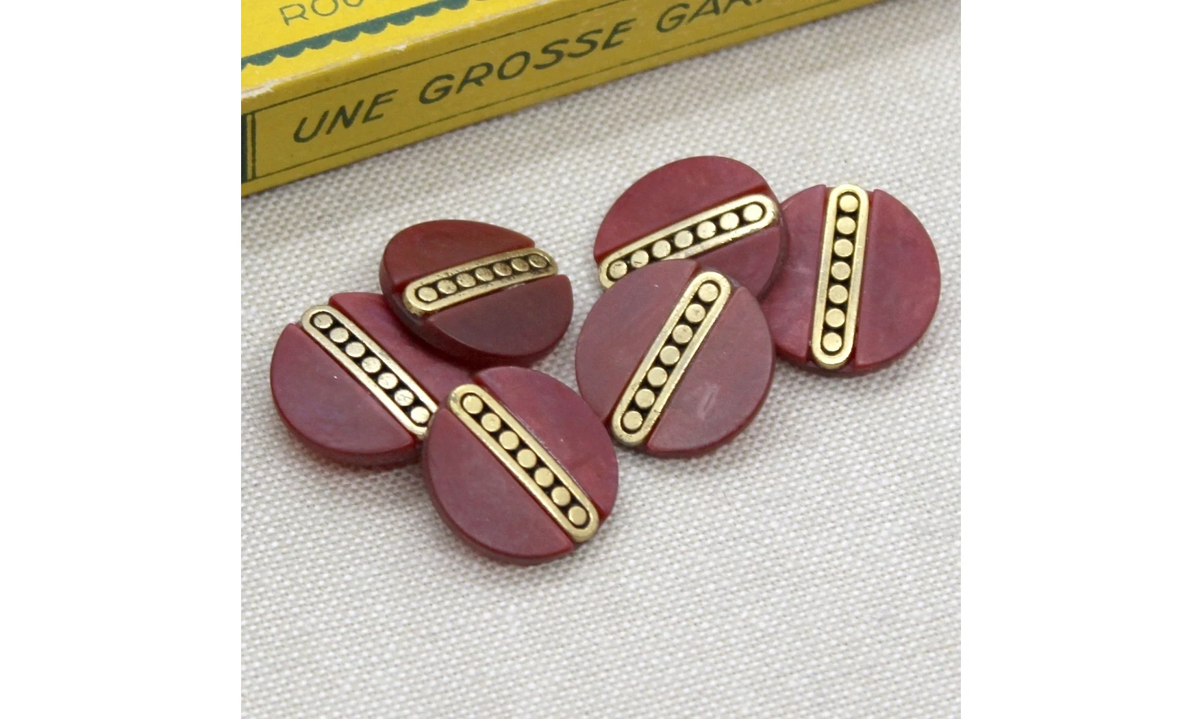 6 Boutons / 18MM / Rouge foncé et or