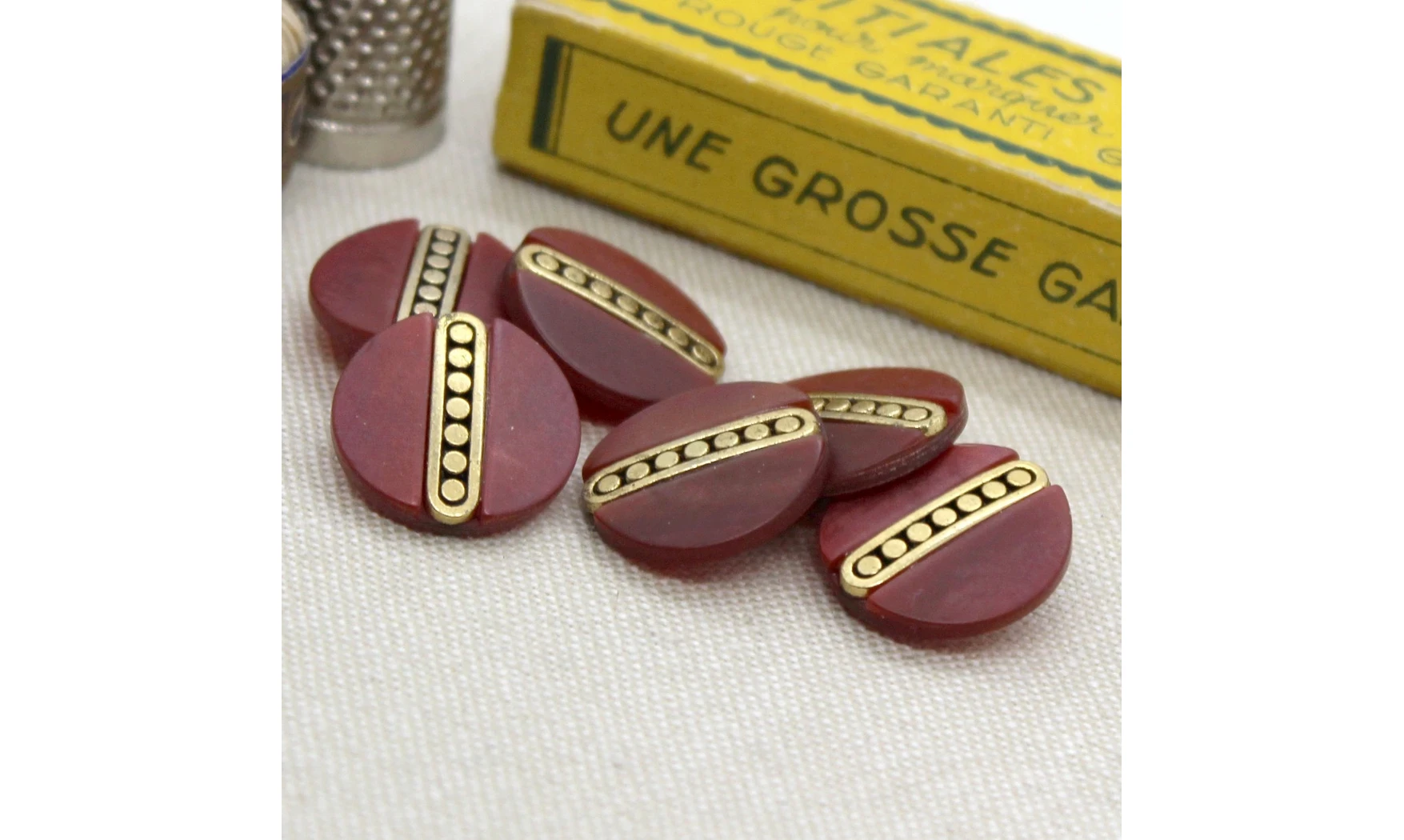 6 Boutons / 18MM / Rouge foncé et or