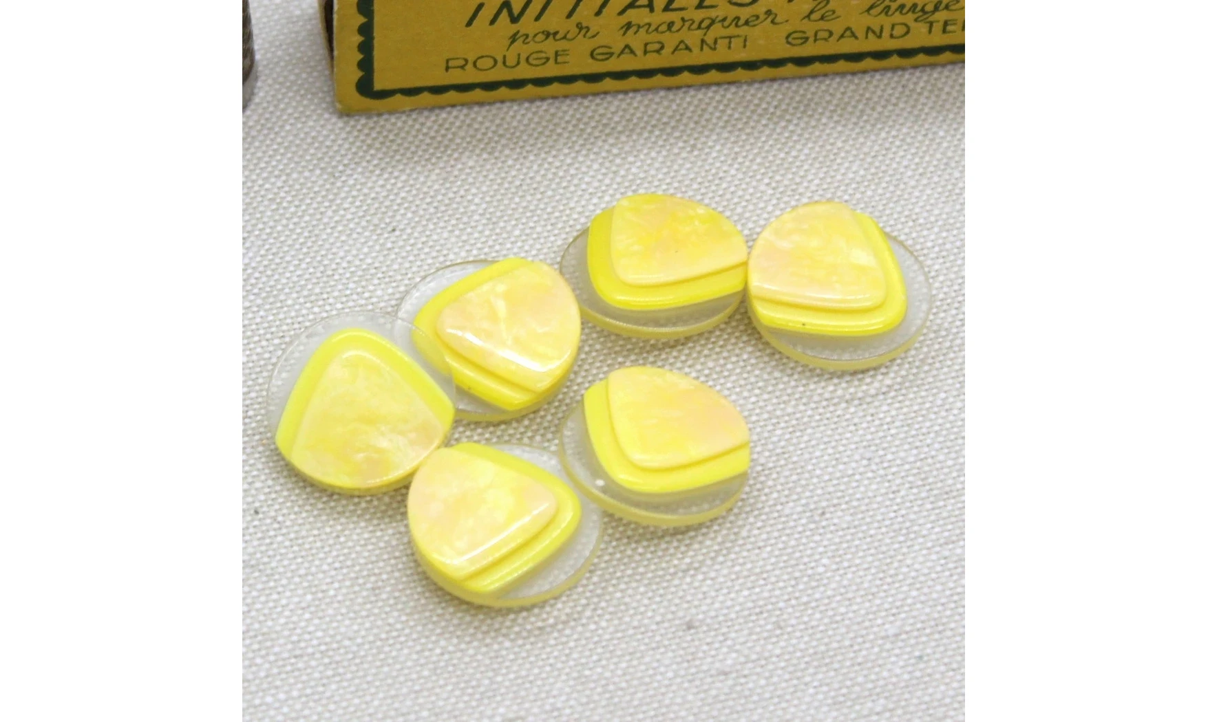 6 Boutons / 18MM / Triangle Jaune