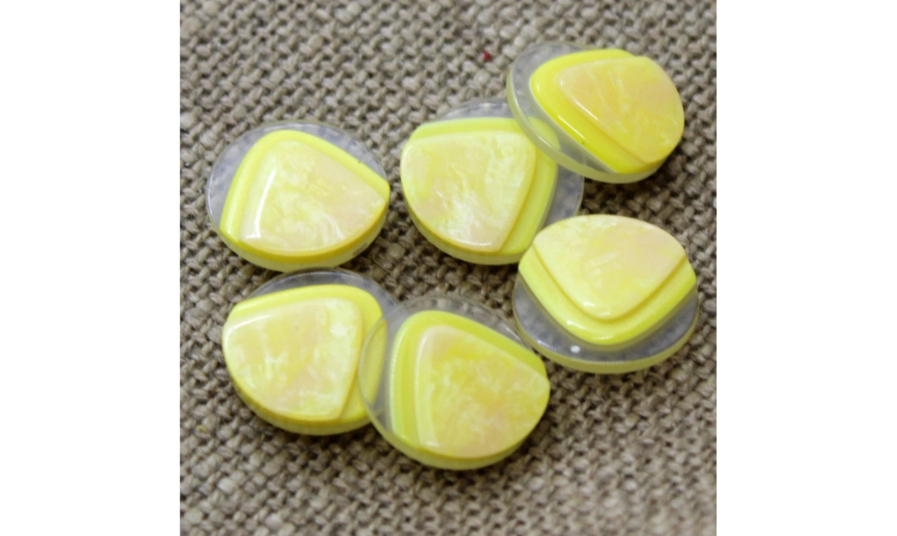 6 Boutons / 18MM / Triangle Jaune