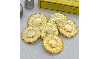 6 Boutons / 32MM / Métal doré Marguerite