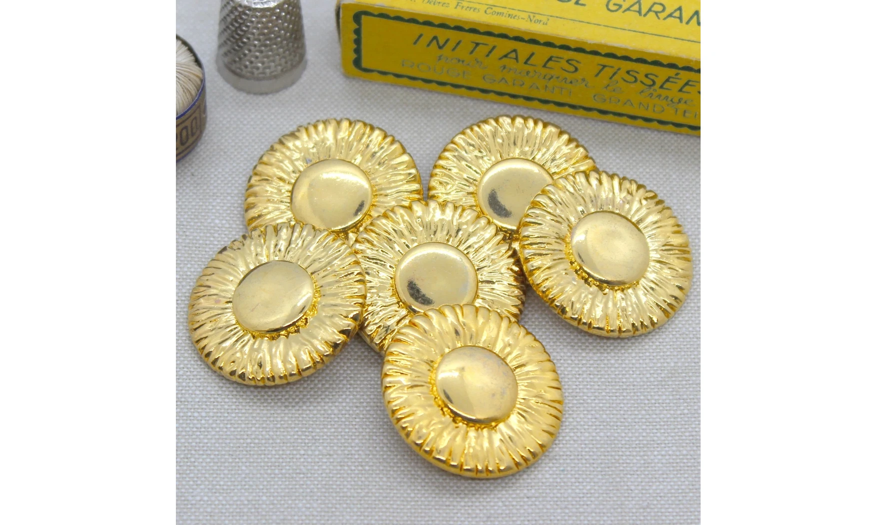 6 Boutons / 32MM / Métal doré Marguerite