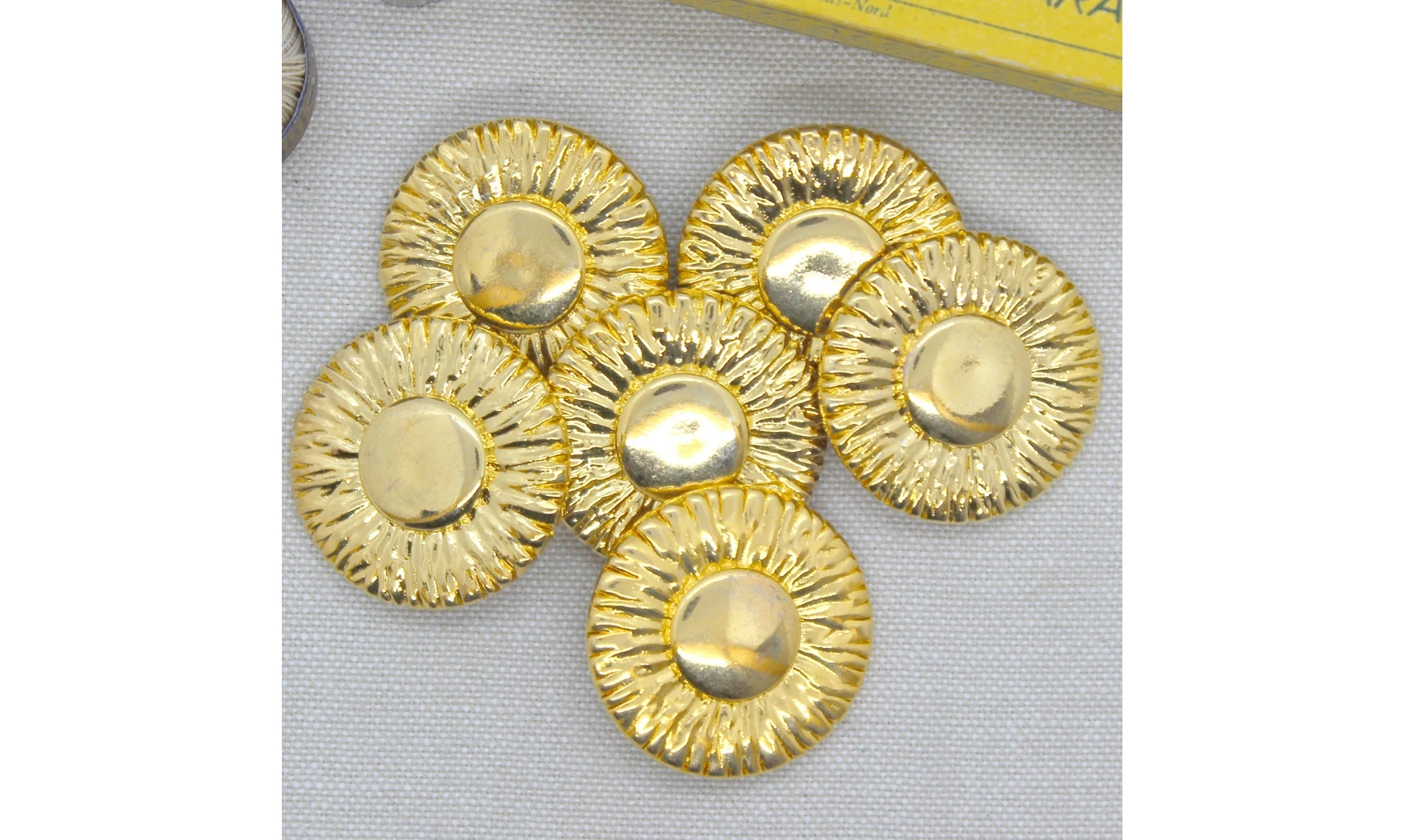 6 Boutons / 32MM / Métal doré Marguerite